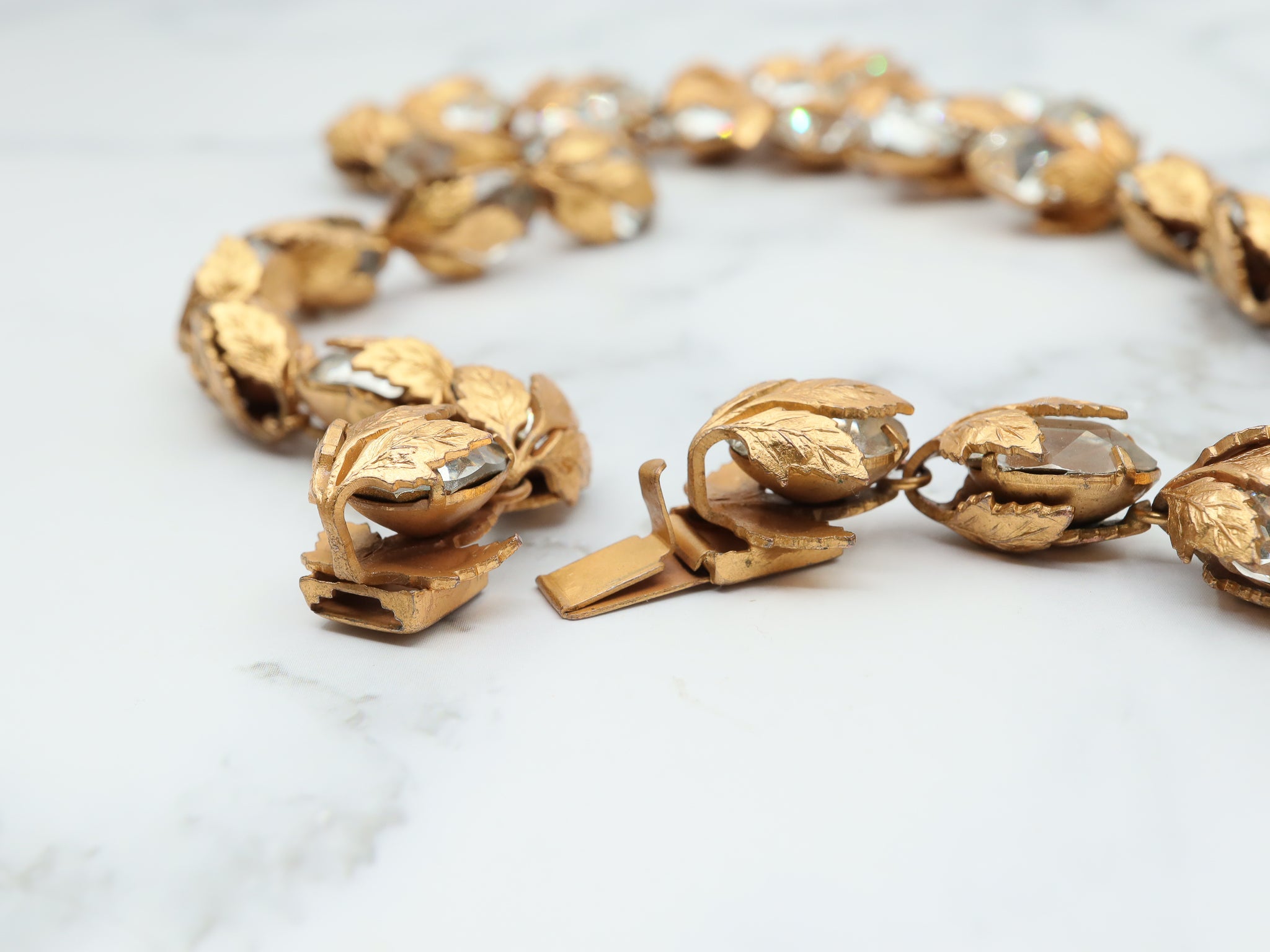 Exceptional antique Victorian foil back paste gold plated leaf detailed necklace 18.5"