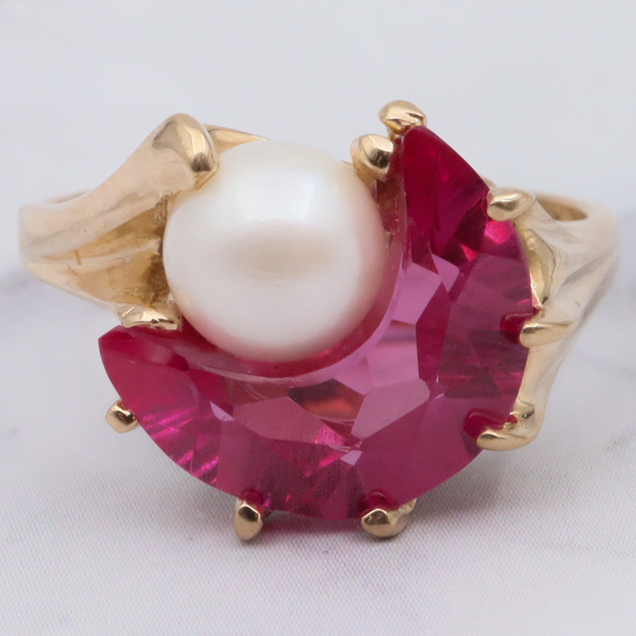 Vintage Retro 10K Gold Crescent Moon Carved Synthetic Ruby and Pearl Ring - Size 6.5