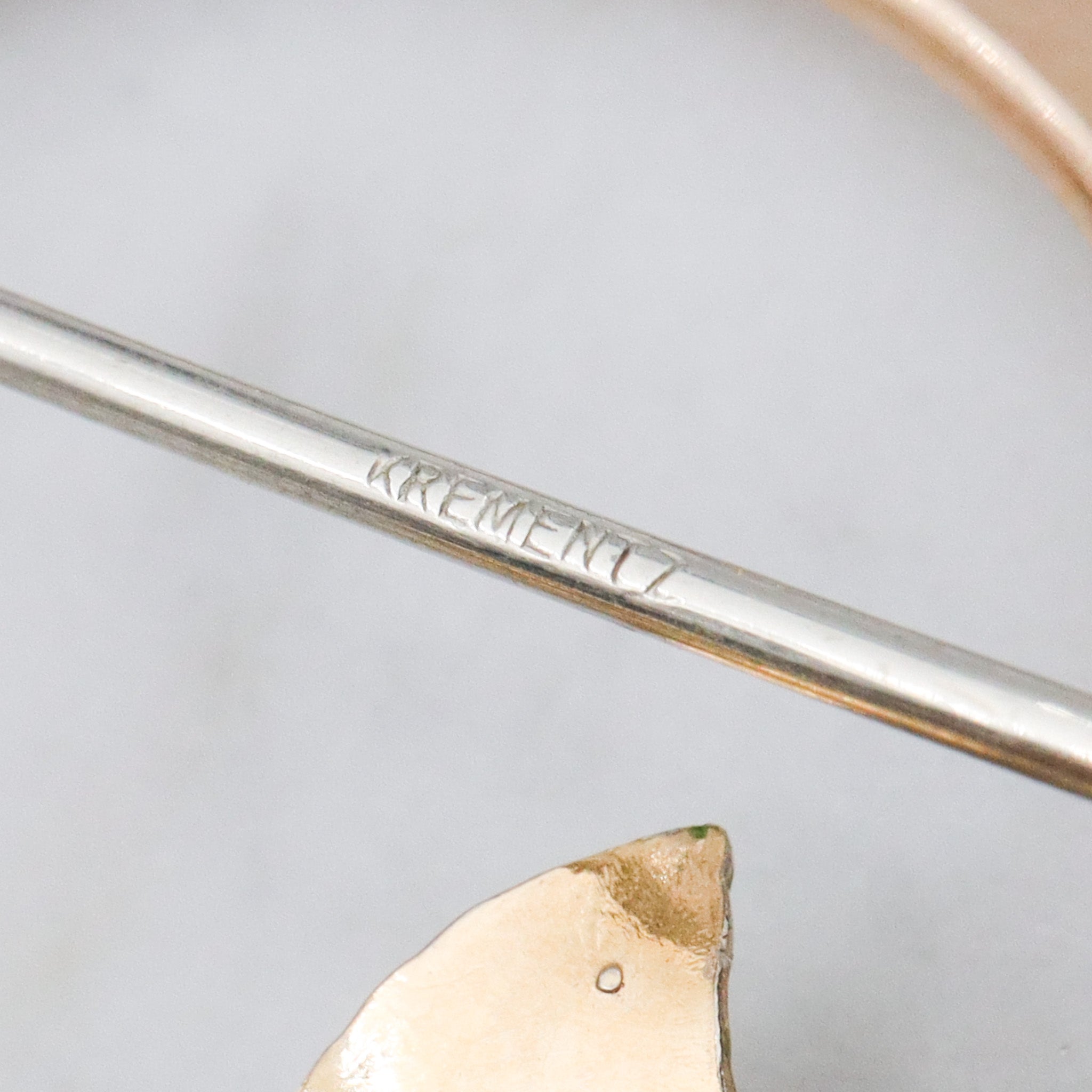 Retro Krementz gold plated circle wreath brooch with white roses