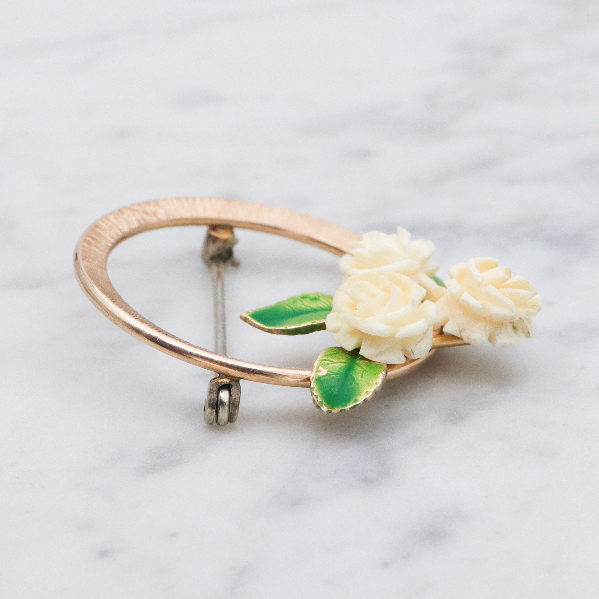 Retro Krementz gold plated circle wreath brooch with white roses