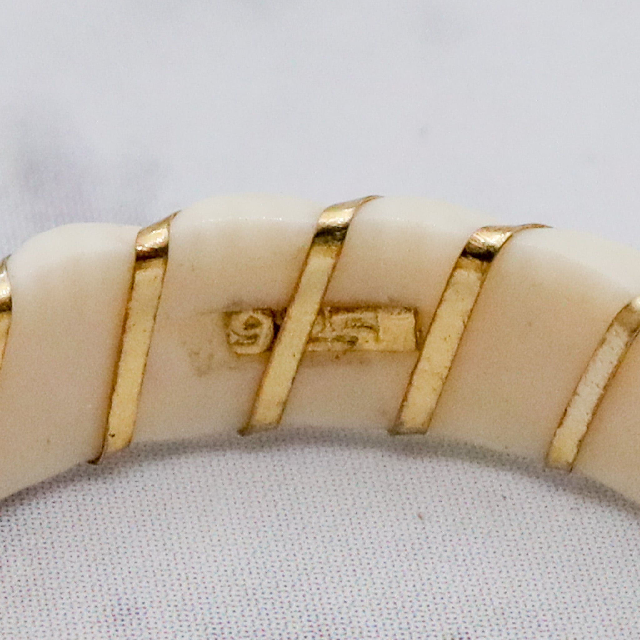 Retro Mid-Century Modern carved bone with gilt sterling overlay twist band, sz 5.5