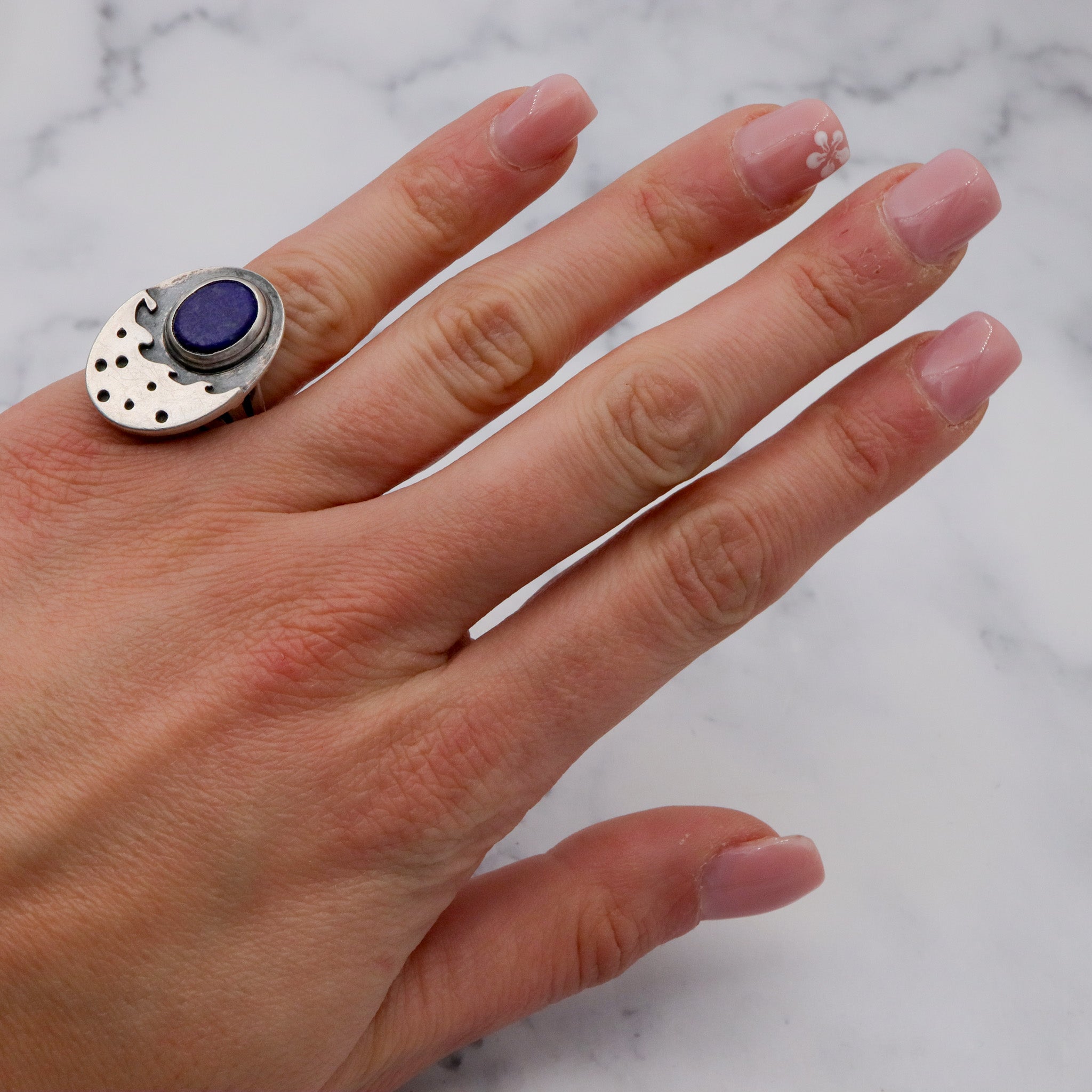 Antique Arts & Crafts handmade sterling sodalite hammered band ring, sz 4.5