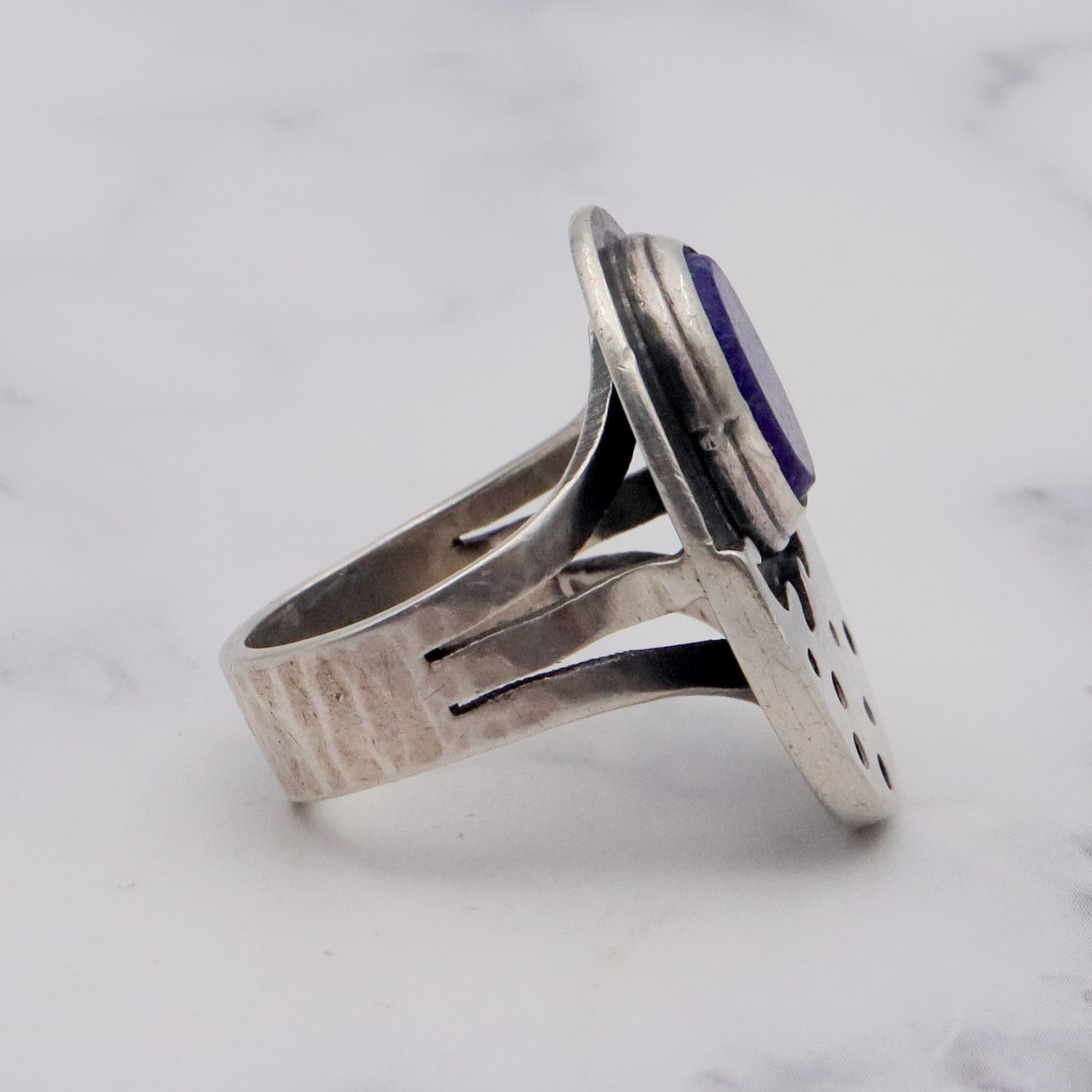 Antique Arts & Crafts handmade sterling sodalite hammered band ring, sz 4.5