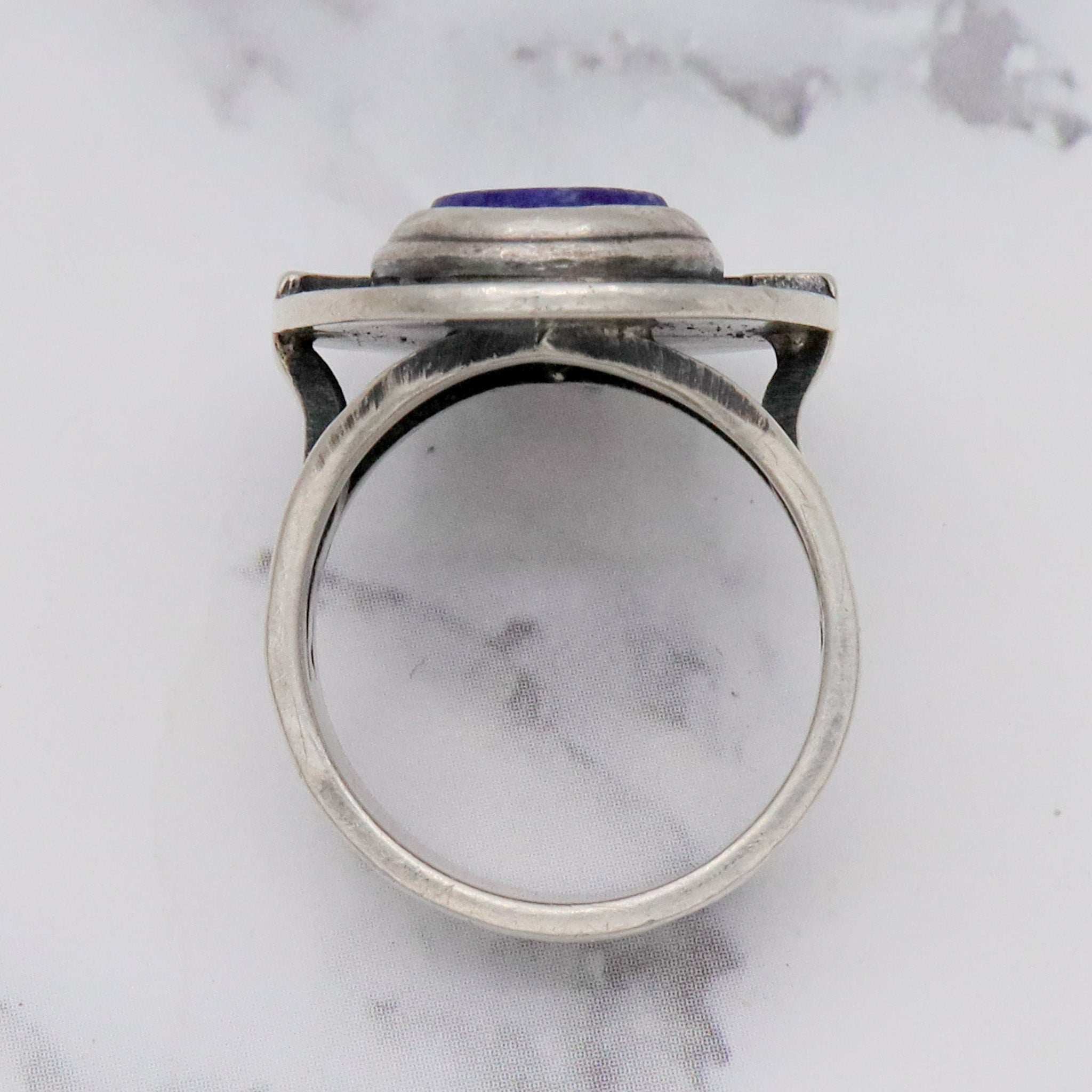 Antique Arts & Crafts handmade sterling sodalite hammered band ring, sz 4.5