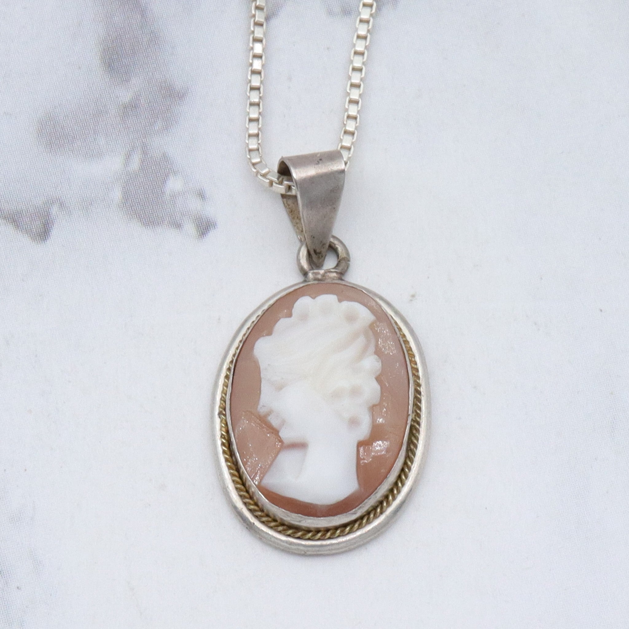 Vintage sterling shell cameo pendant necklace, 18