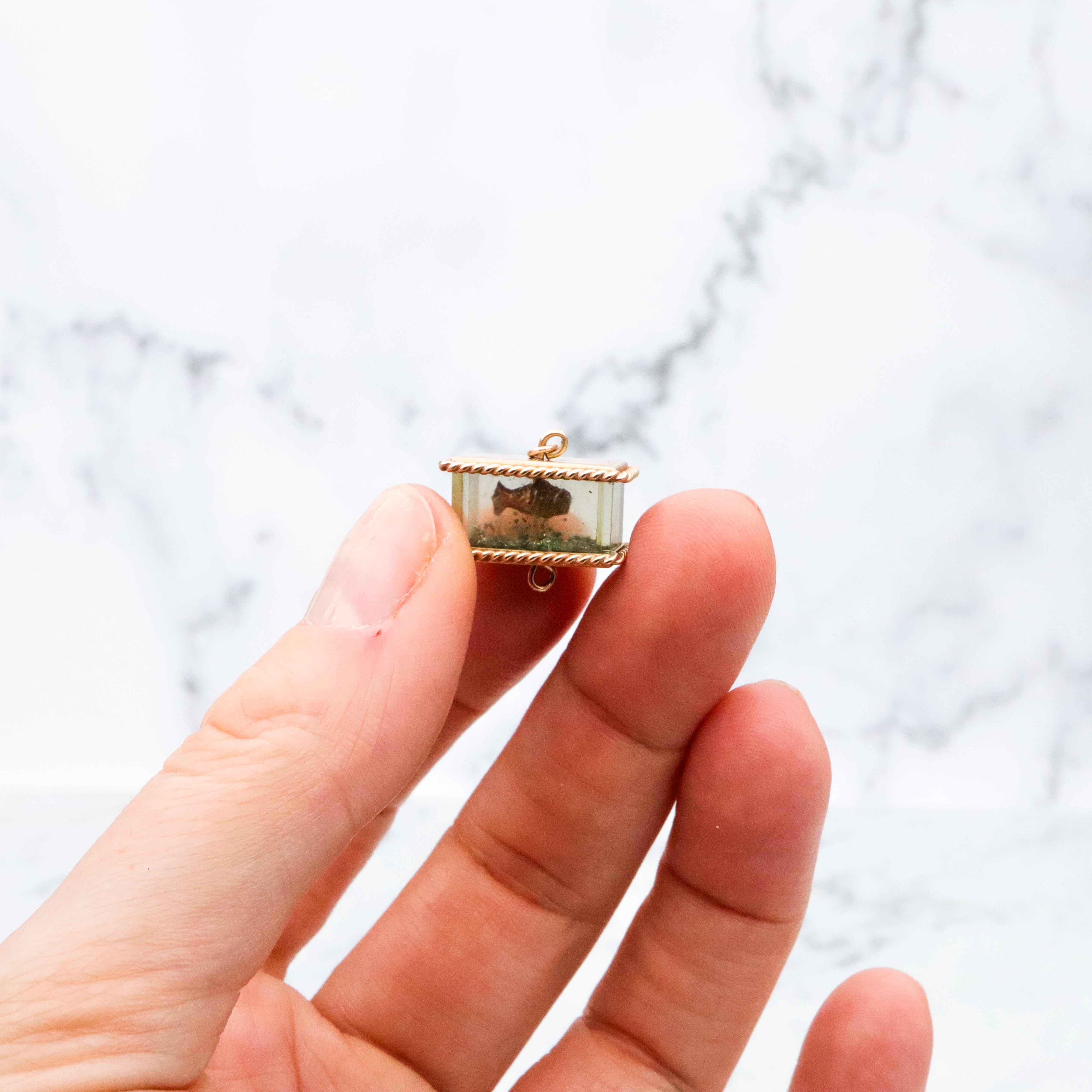 Rare Mid Century 9k gold moving fish tank charm pendant