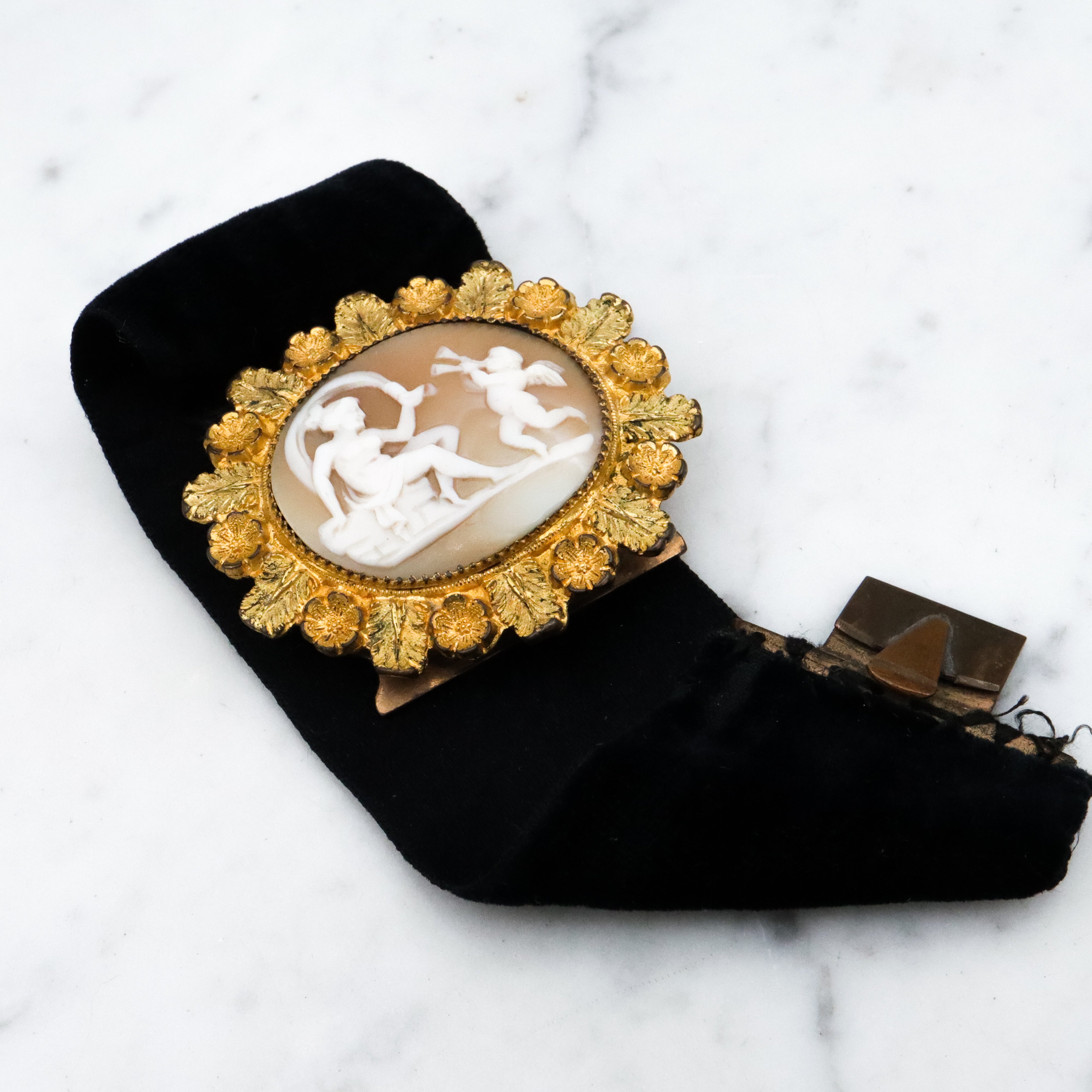 Antique Victorian Venus & Cupid gilt metal foliate framed cameo with velvet ribbon bracelet