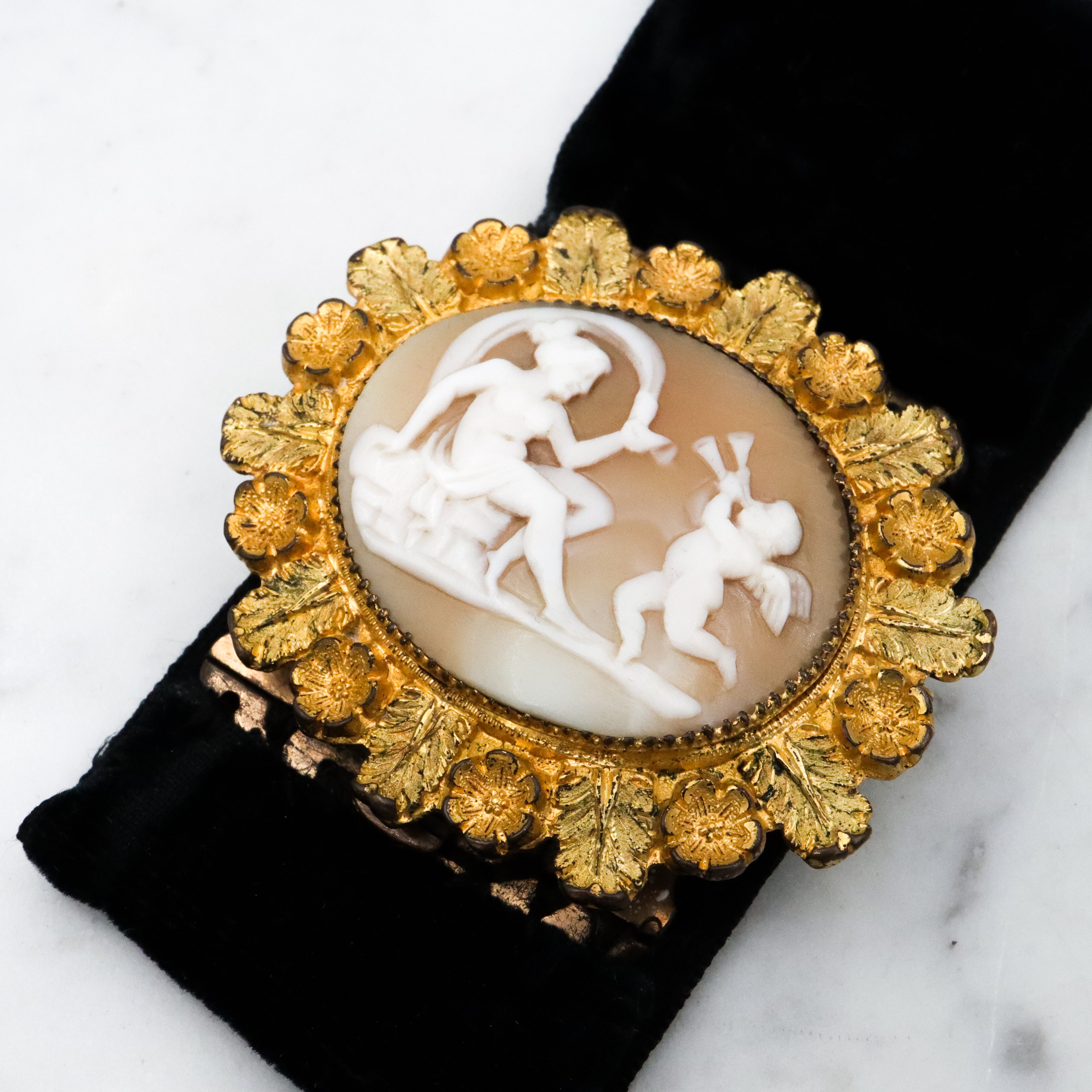 Antique Victorian Venus & Cupid gilt metal foliate framed cameo with velvet ribbon bracelet