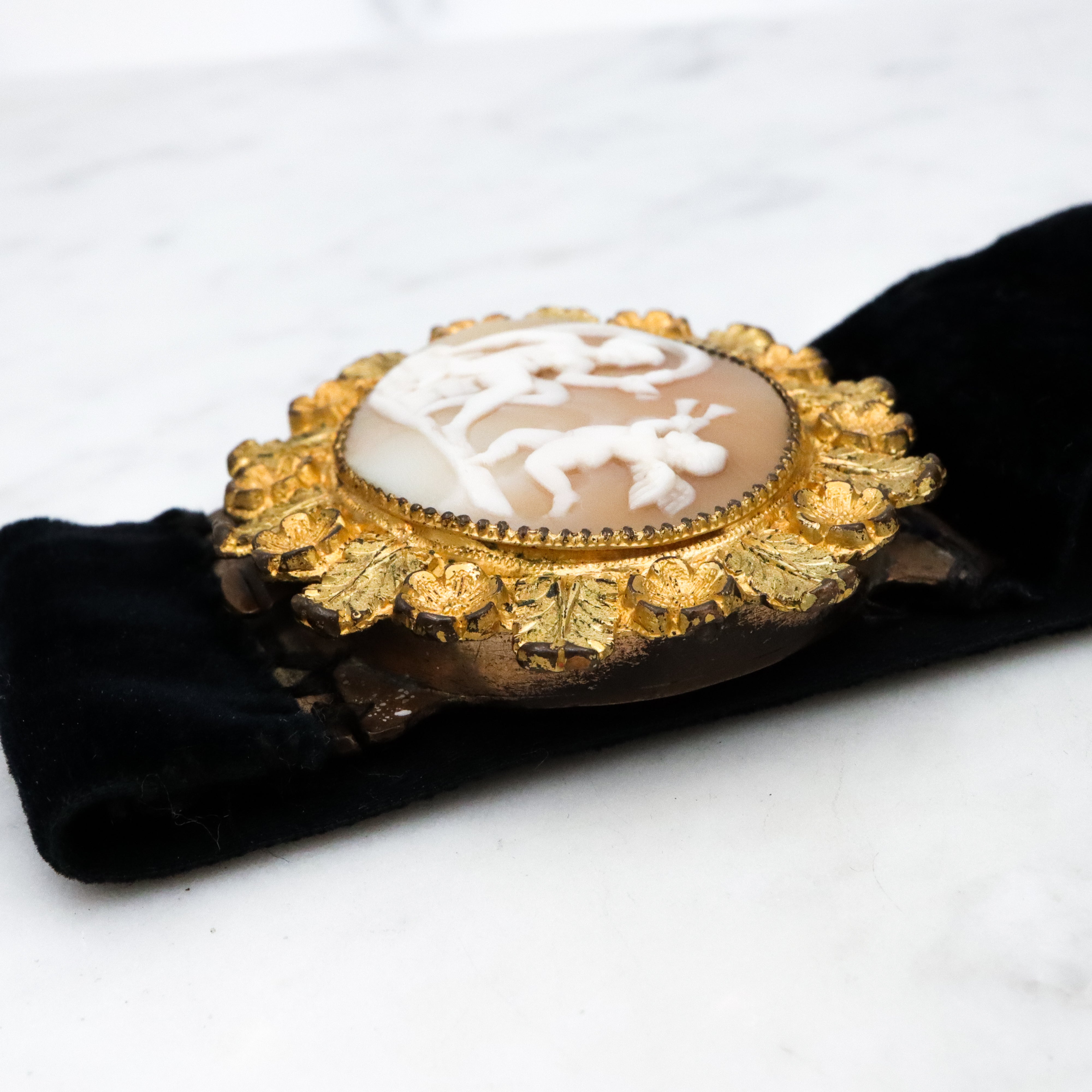 Antique Victorian Venus & Cupid gilt metal foliate framed cameo with velvet ribbon bracelet