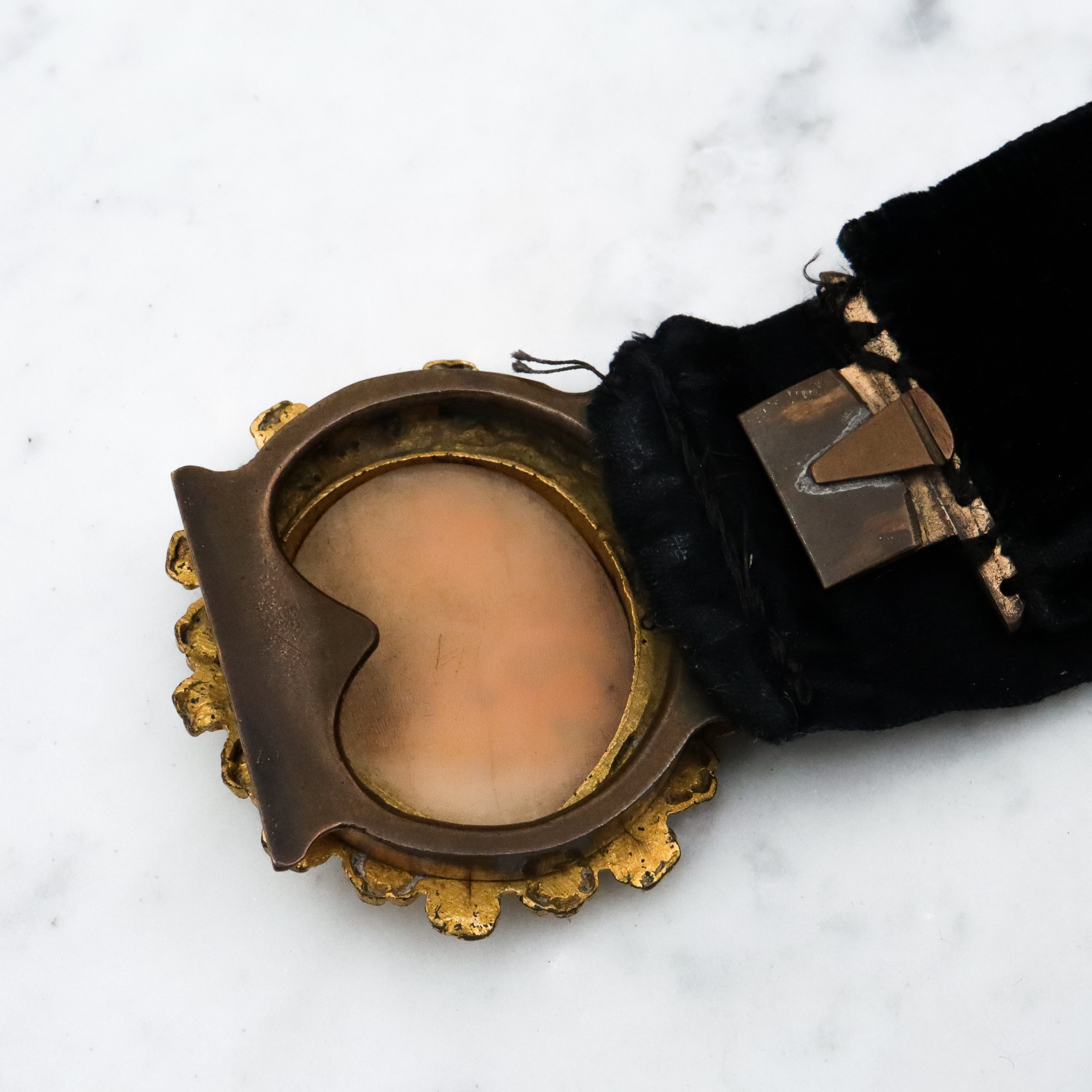 Antique Victorian Venus & Cupid gilt metal foliate framed cameo with velvet ribbon bracelet