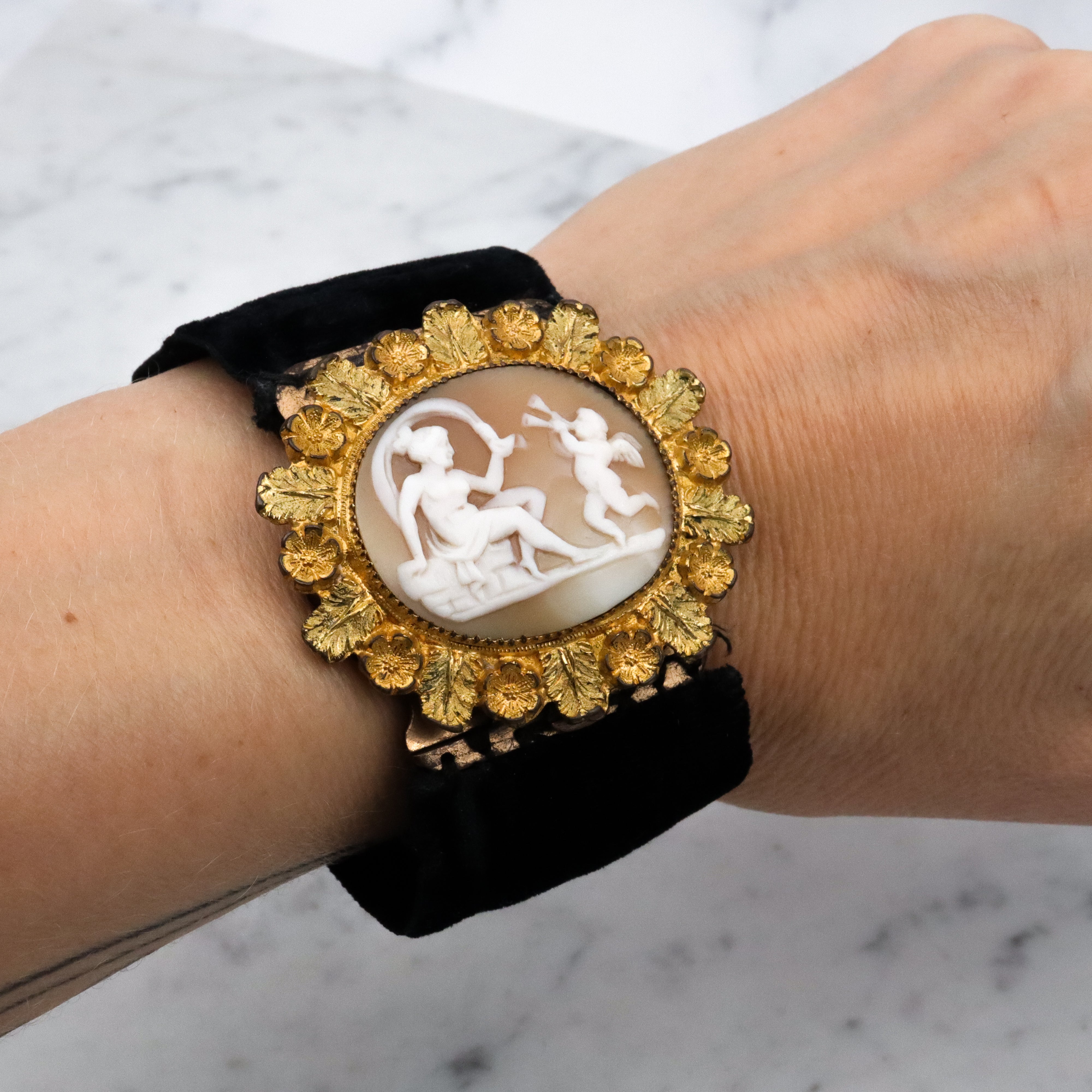 Antique Victorian Venus & Cupid gilt metal foliate framed cameo with velvet ribbon bracelet