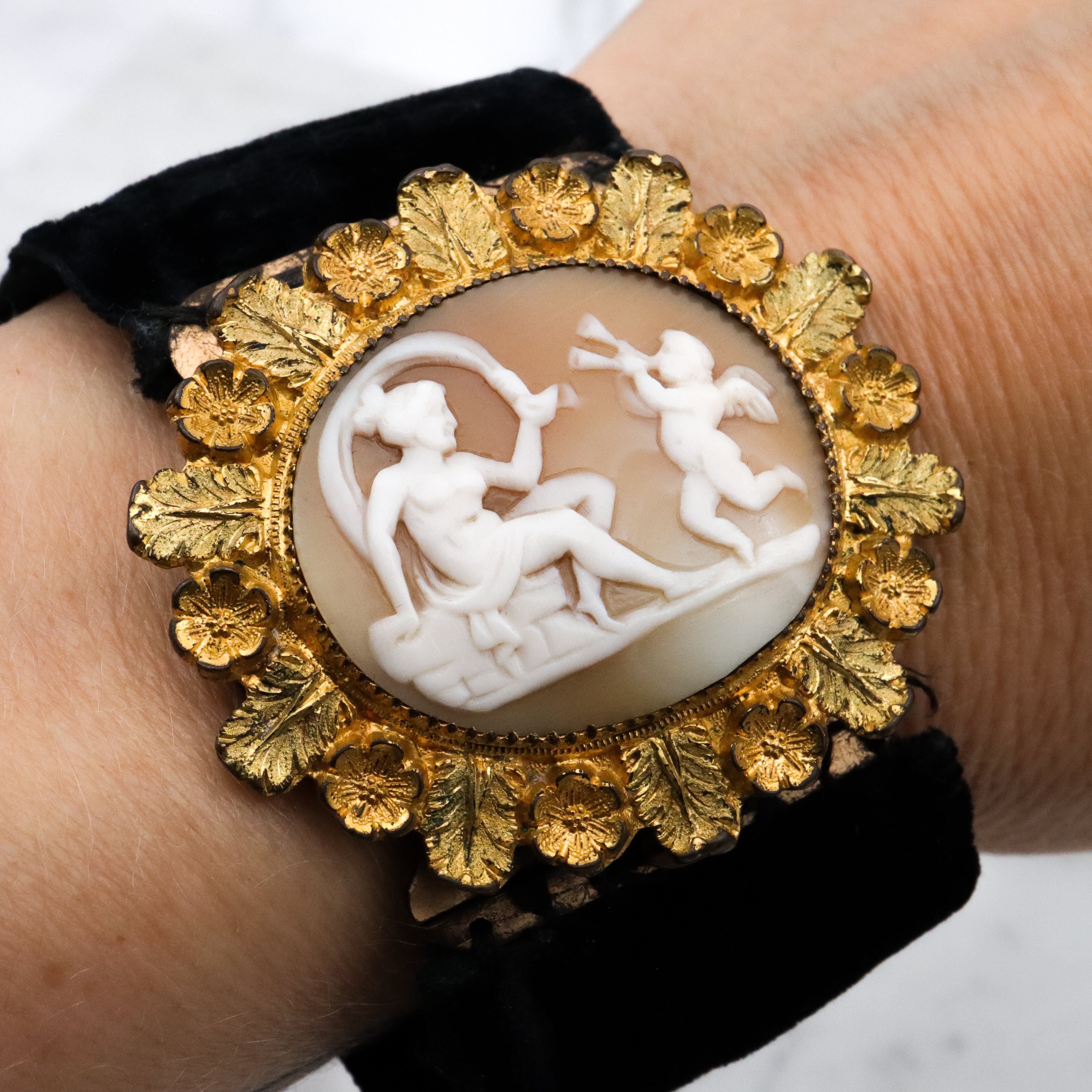 Antique Victorian Venus & Cupid gilt metal foliate framed cameo with velvet ribbon bracelet
