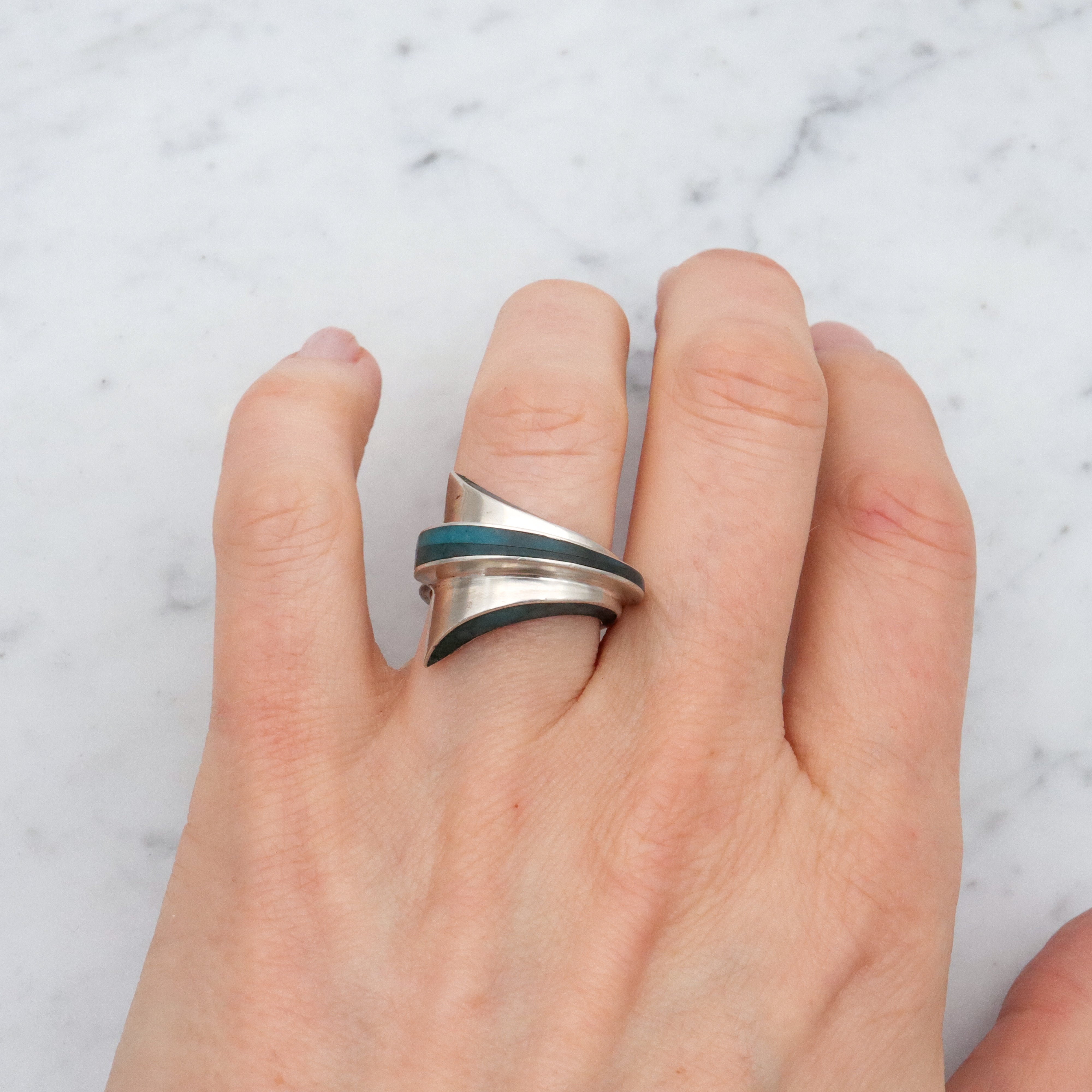 Vintage Mexican Modern turquoise inlay sterling wrap ring, size 7.5 adjustable