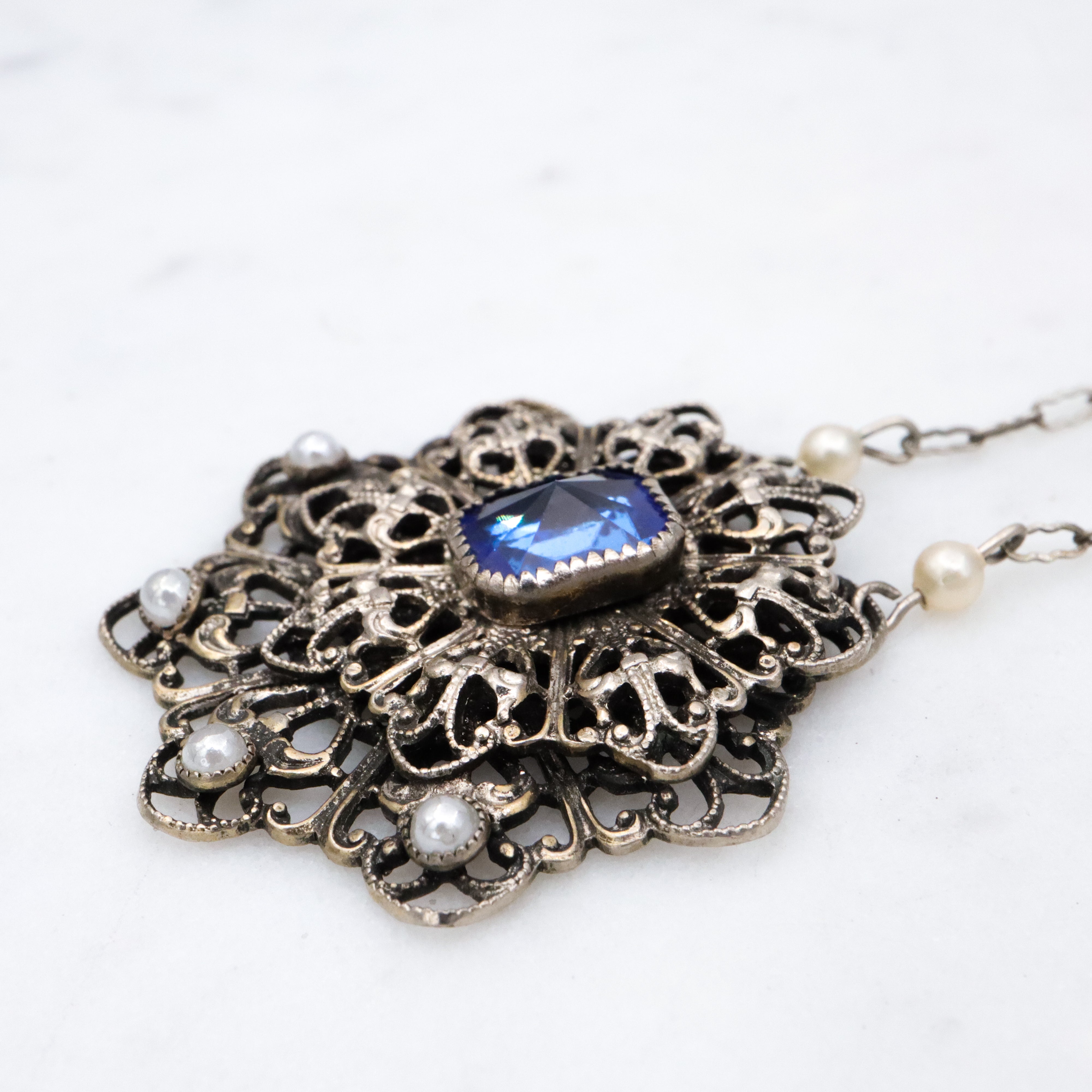 1950s silver tone filigree sapphire crystal & faux pearl flower pendant necklace