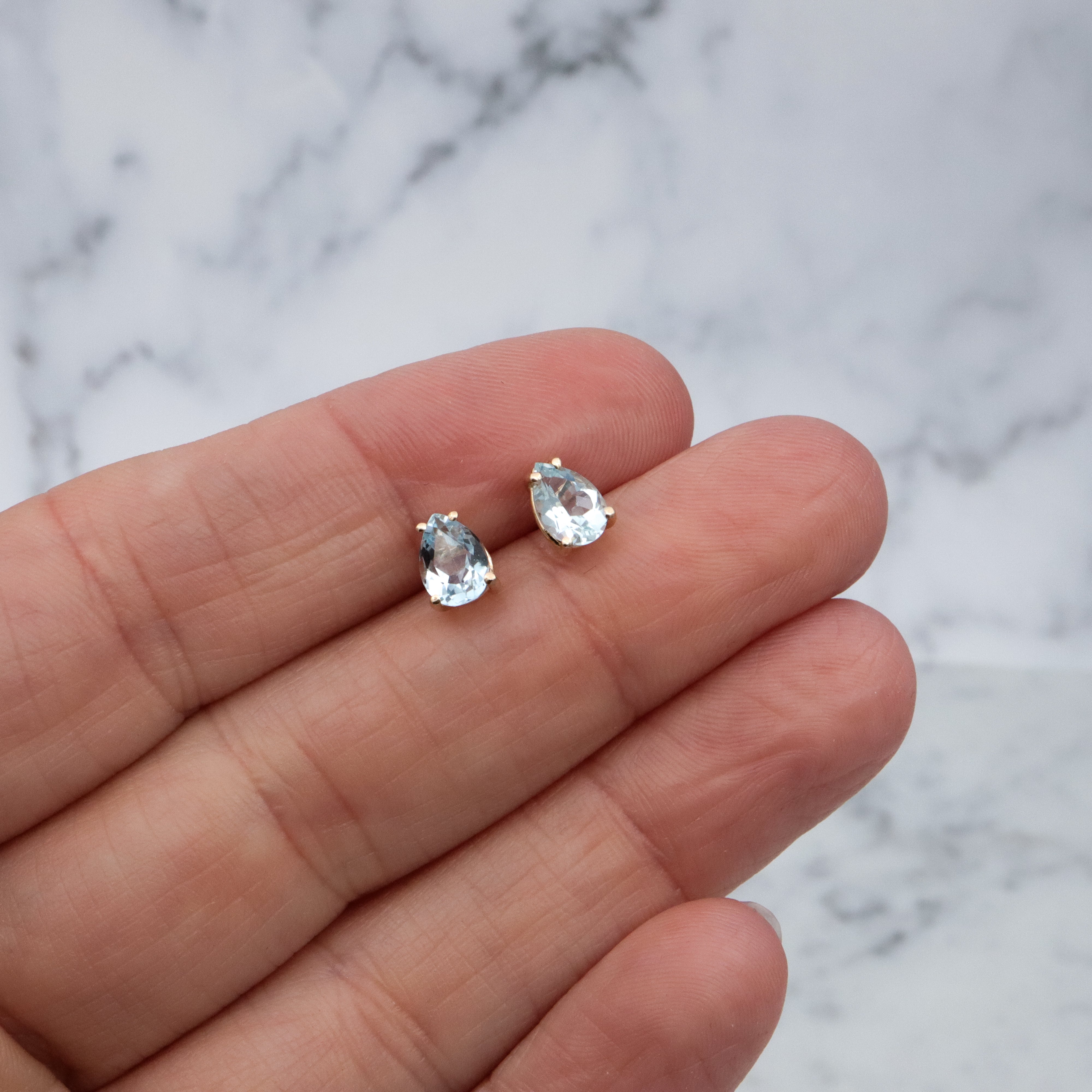 Vintage 14k gold pear cut aquamarine gemstone stud earrings