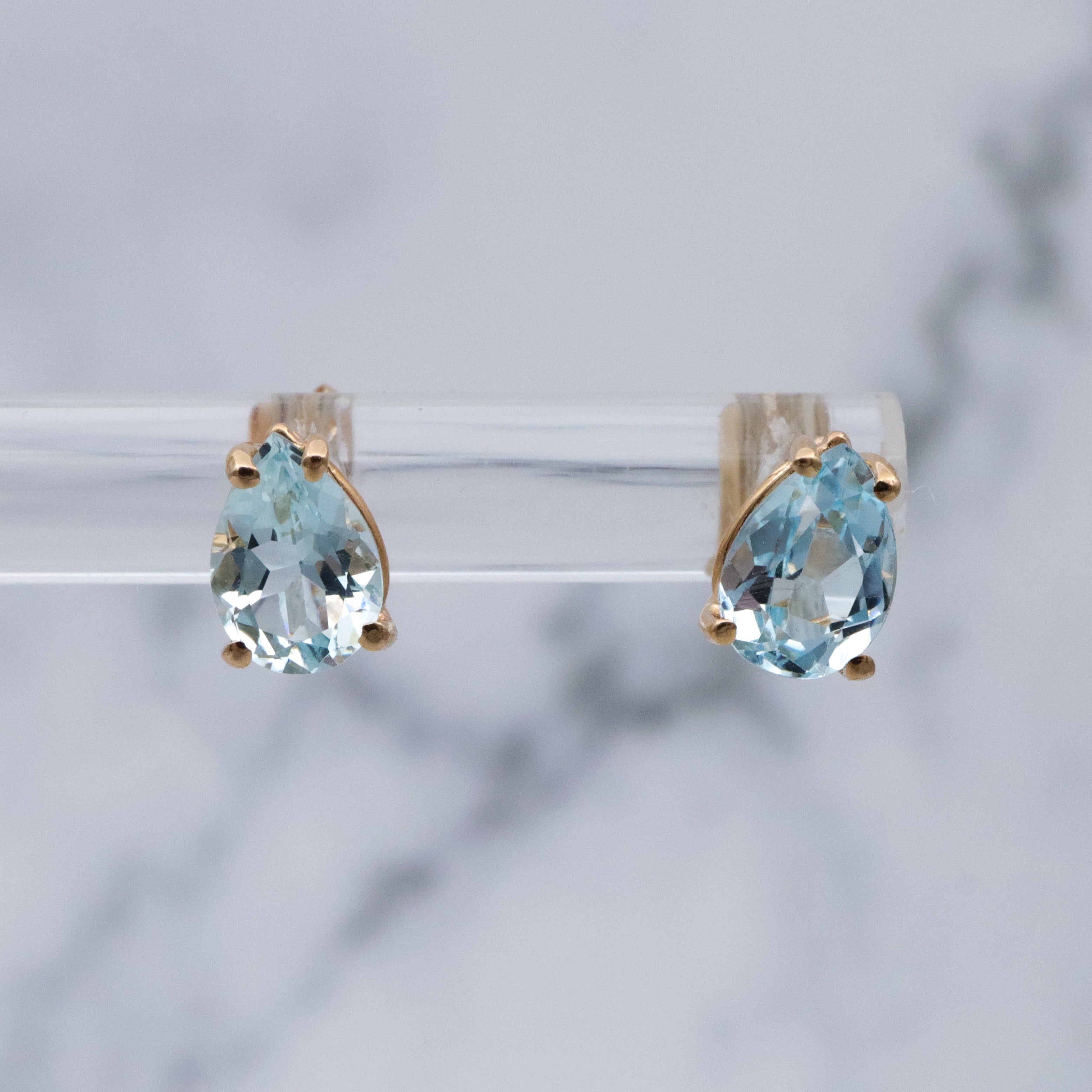 Vintage 14k gold pear cut aquamarine gemstone stud earrings