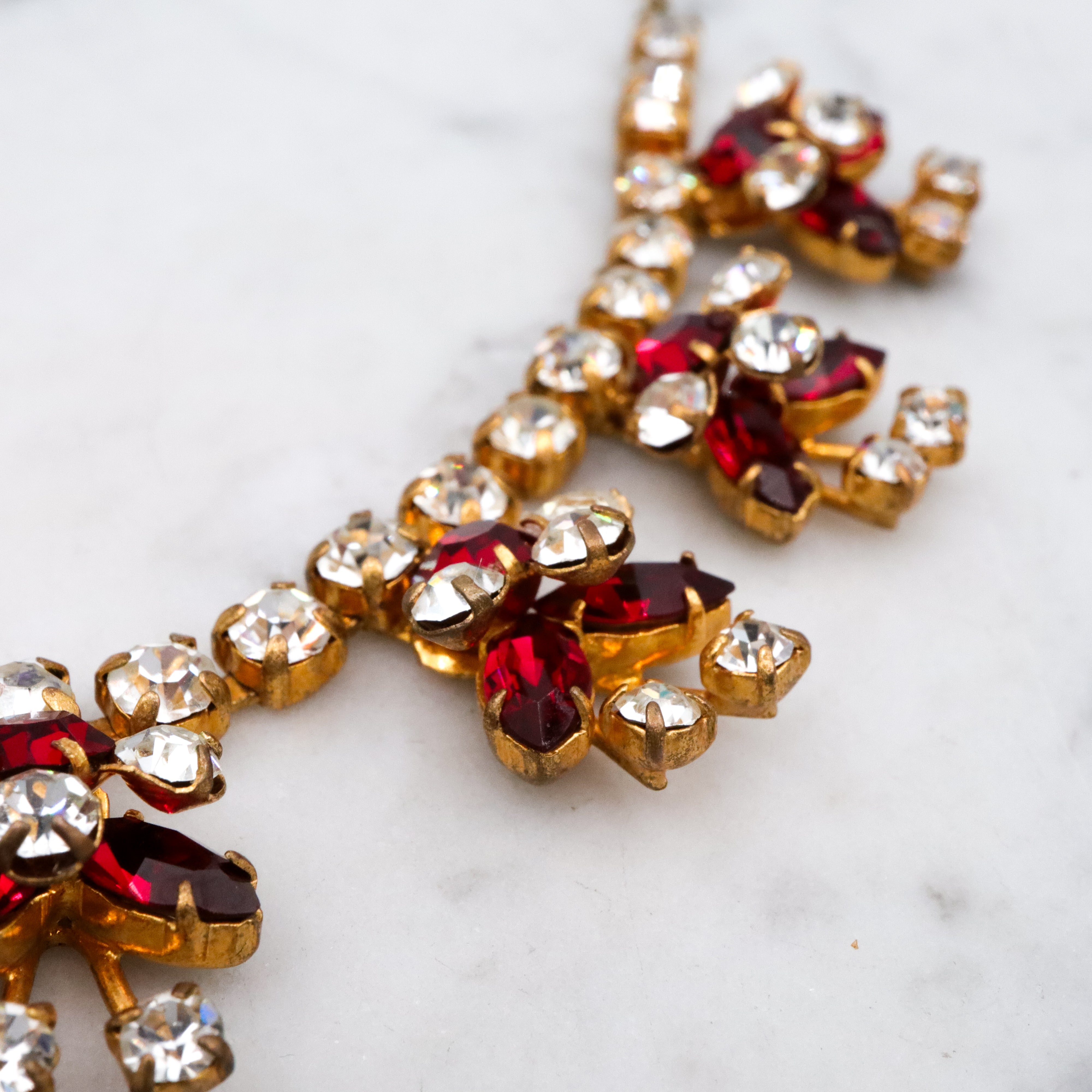 Vintage red & clear rhinestone ribbon cluster necklace 15"