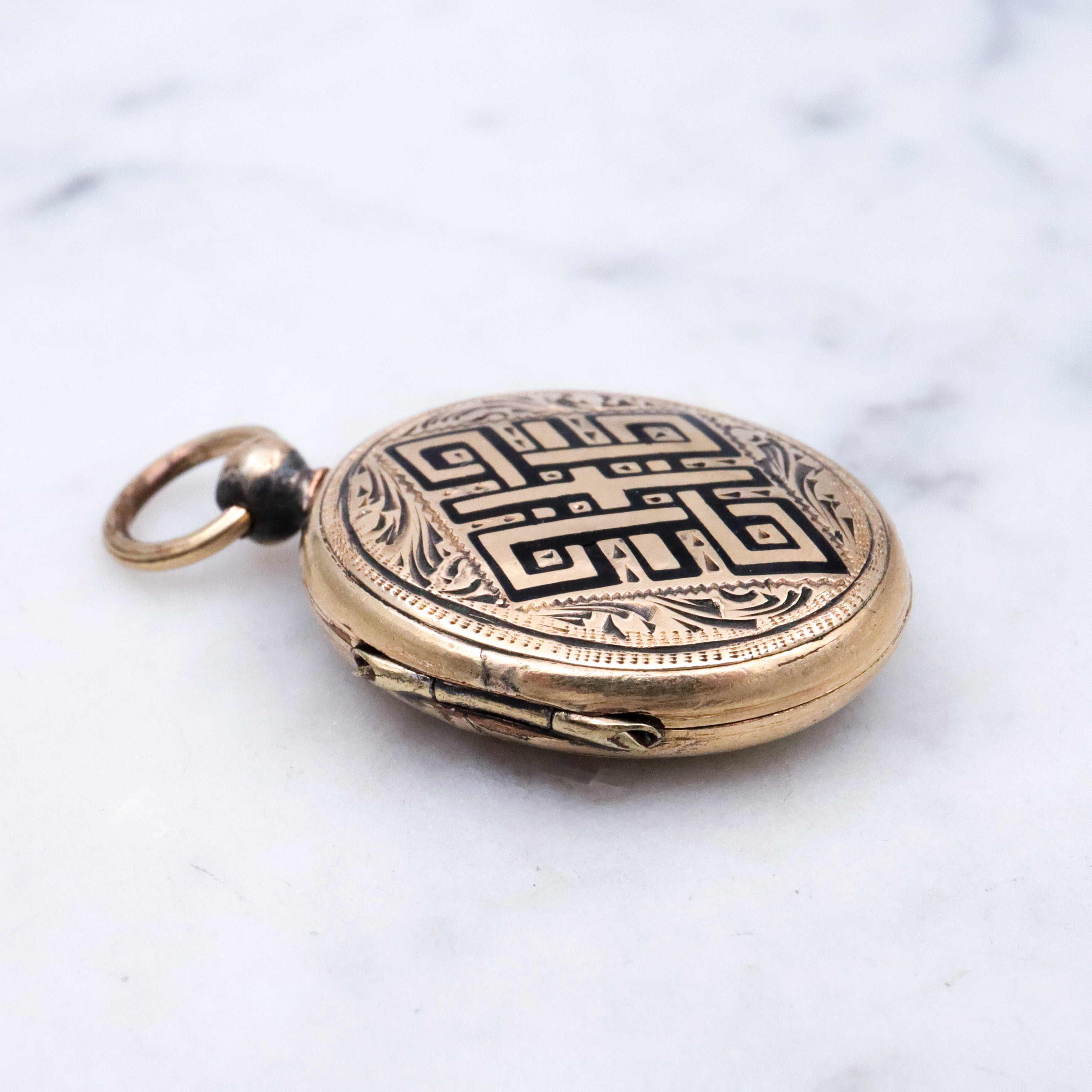 Antique 14k gold taille d'épargne enamel mourning locket