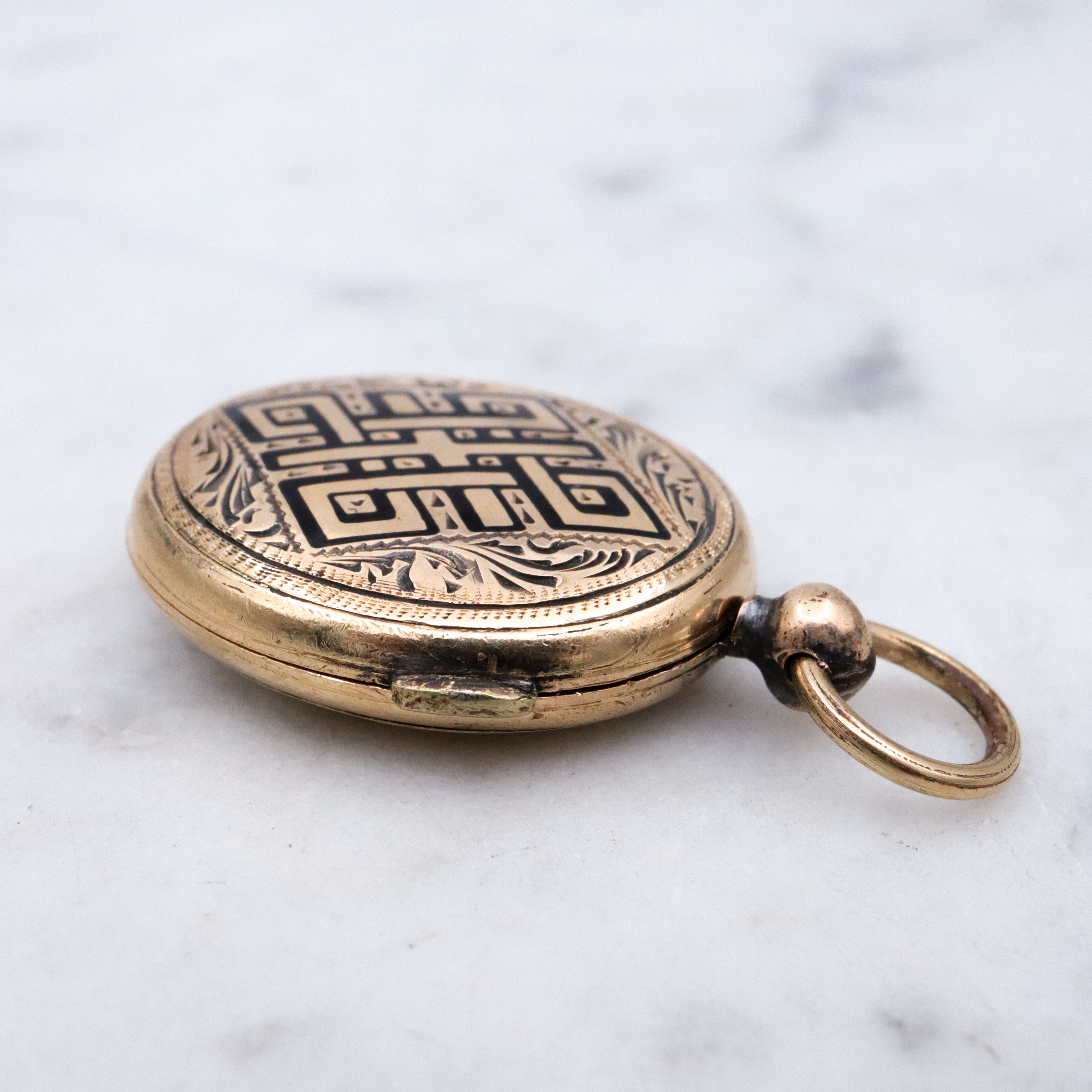 Antique 14k gold taille d'épargne enamel mourning locket