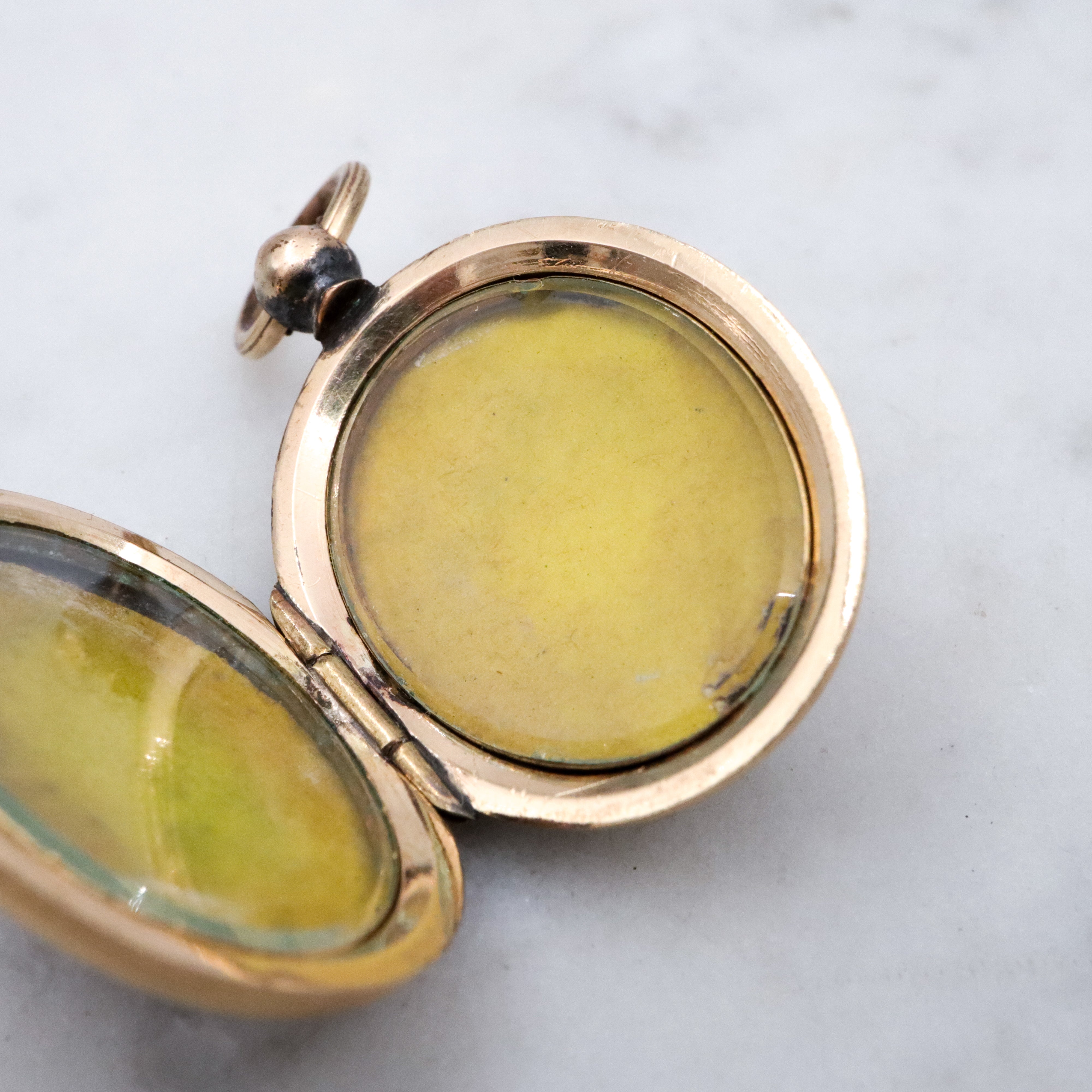 Antique 14k gold taille d'épargne enamel mourning locket