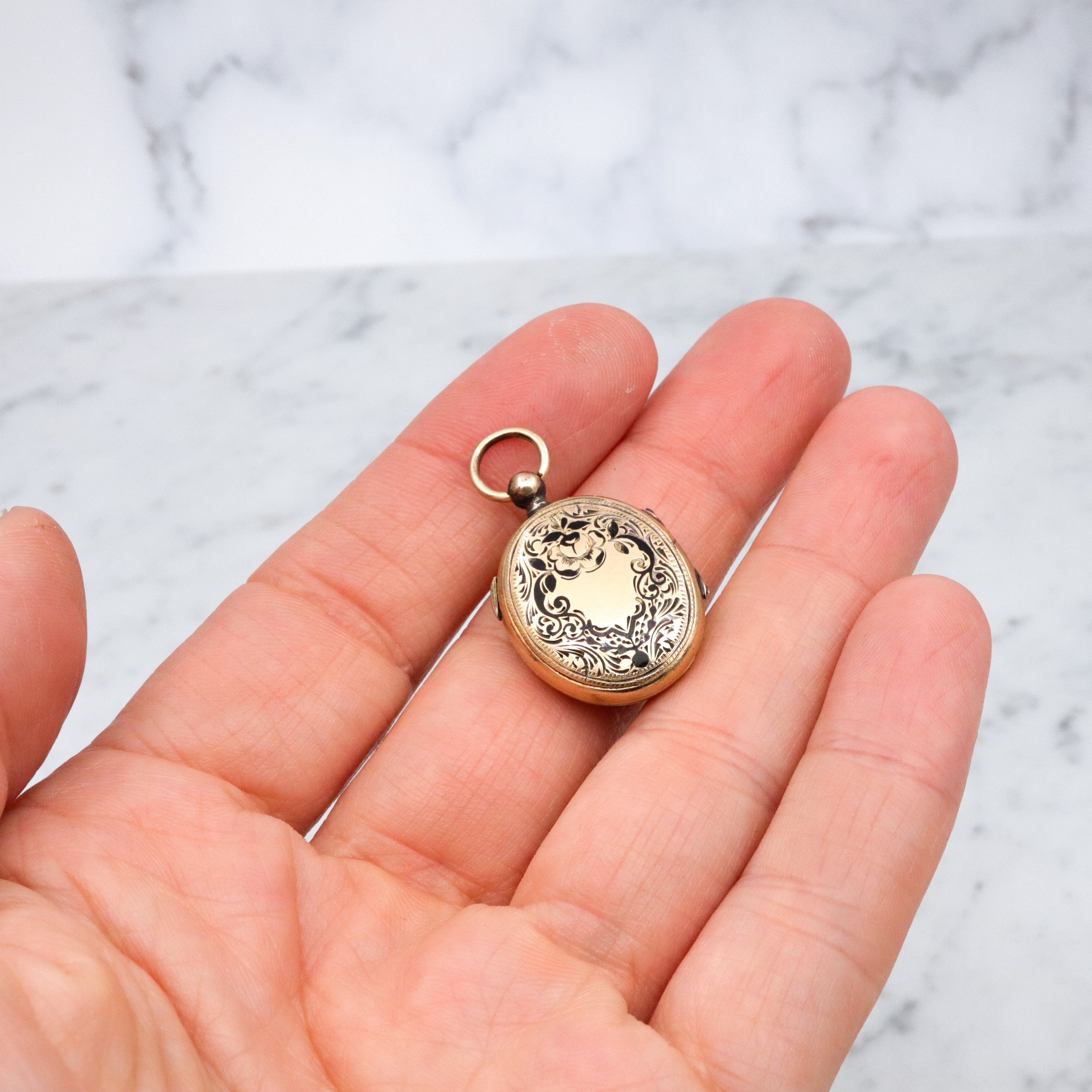 Antique 14k gold taille d'épargne enamel mourning locket