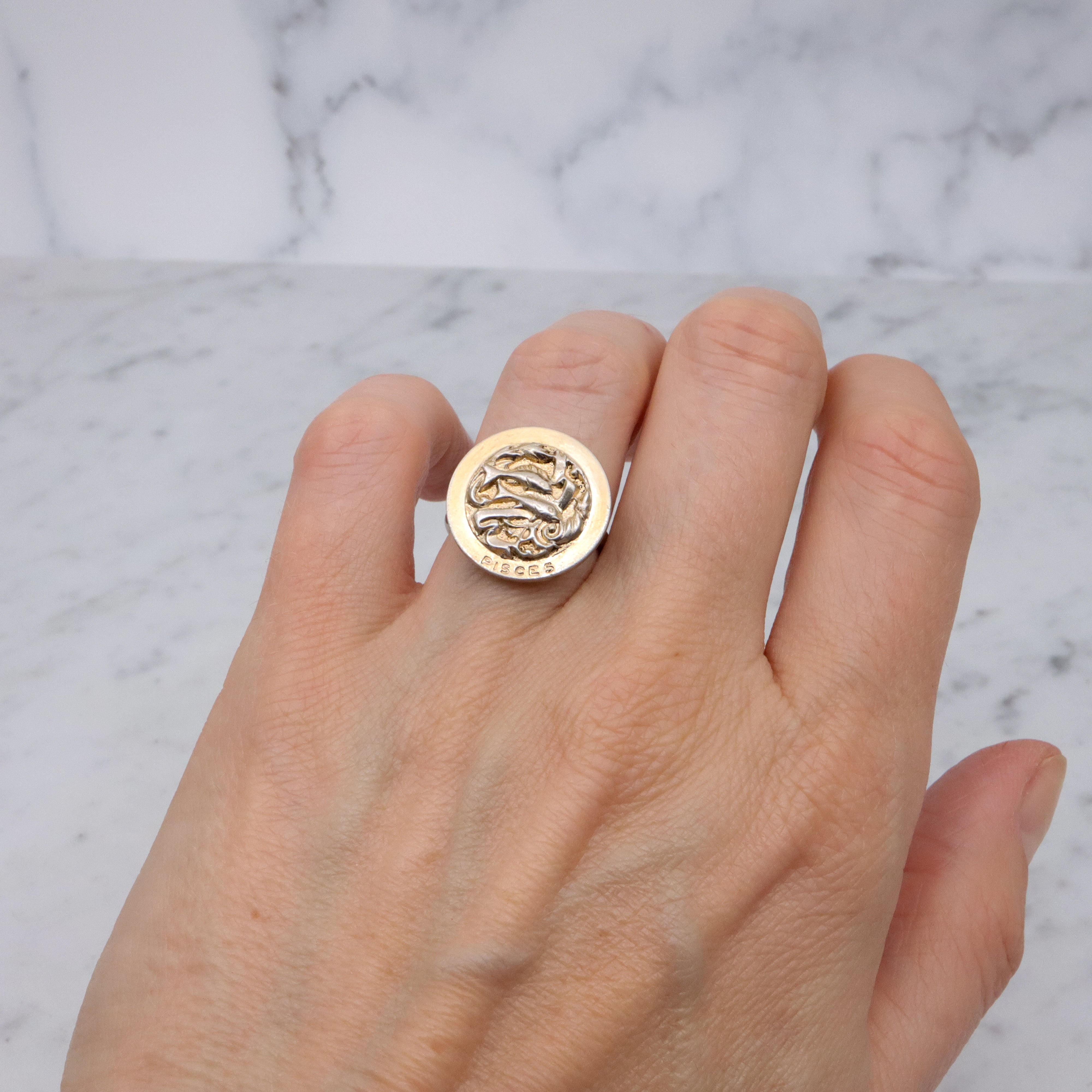 Retro gold plated sterling Pisces zodiac medallion ring, sz 6.5 adj