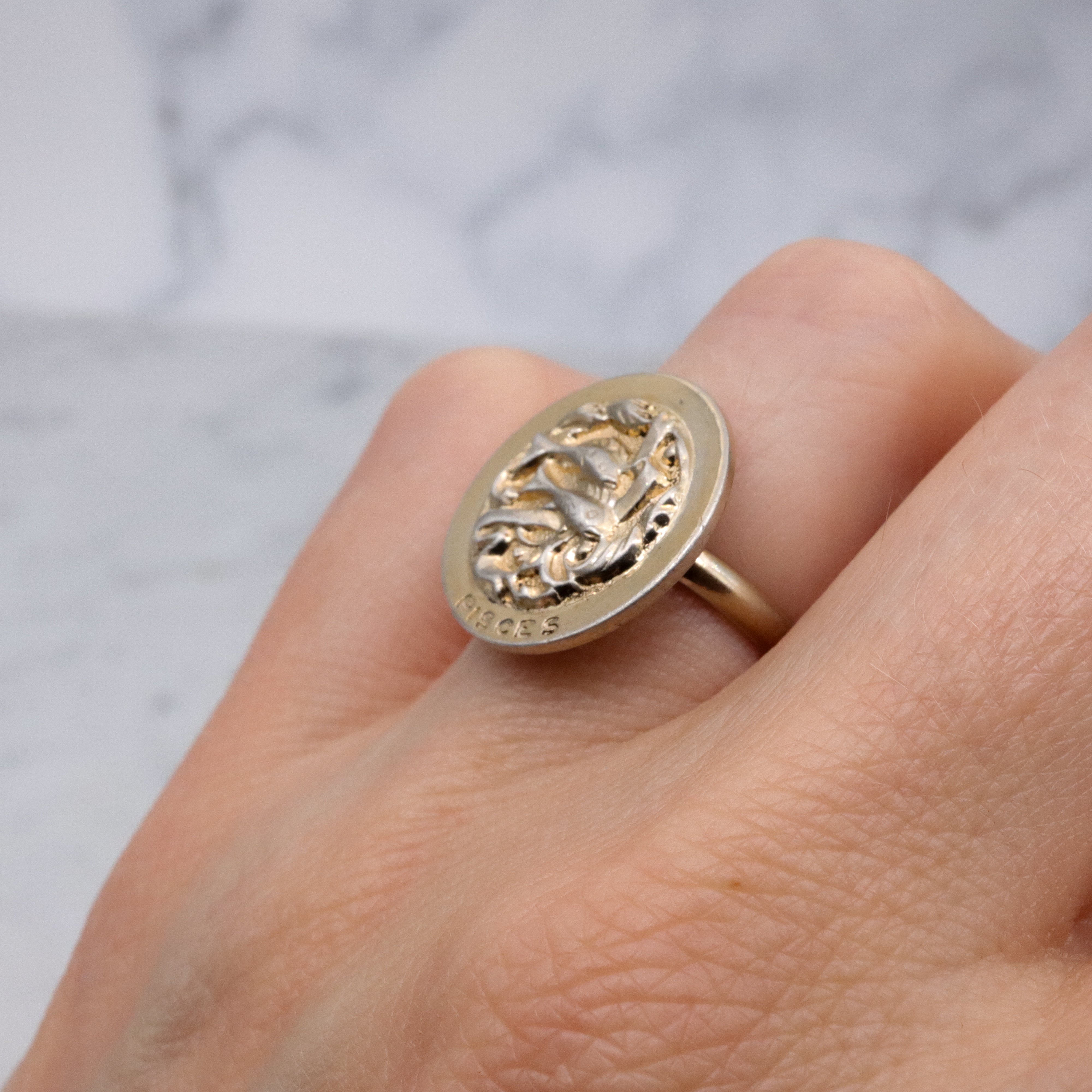 Retro gold plated sterling Pisces zodiac medallion ring, sz 6.5 adj