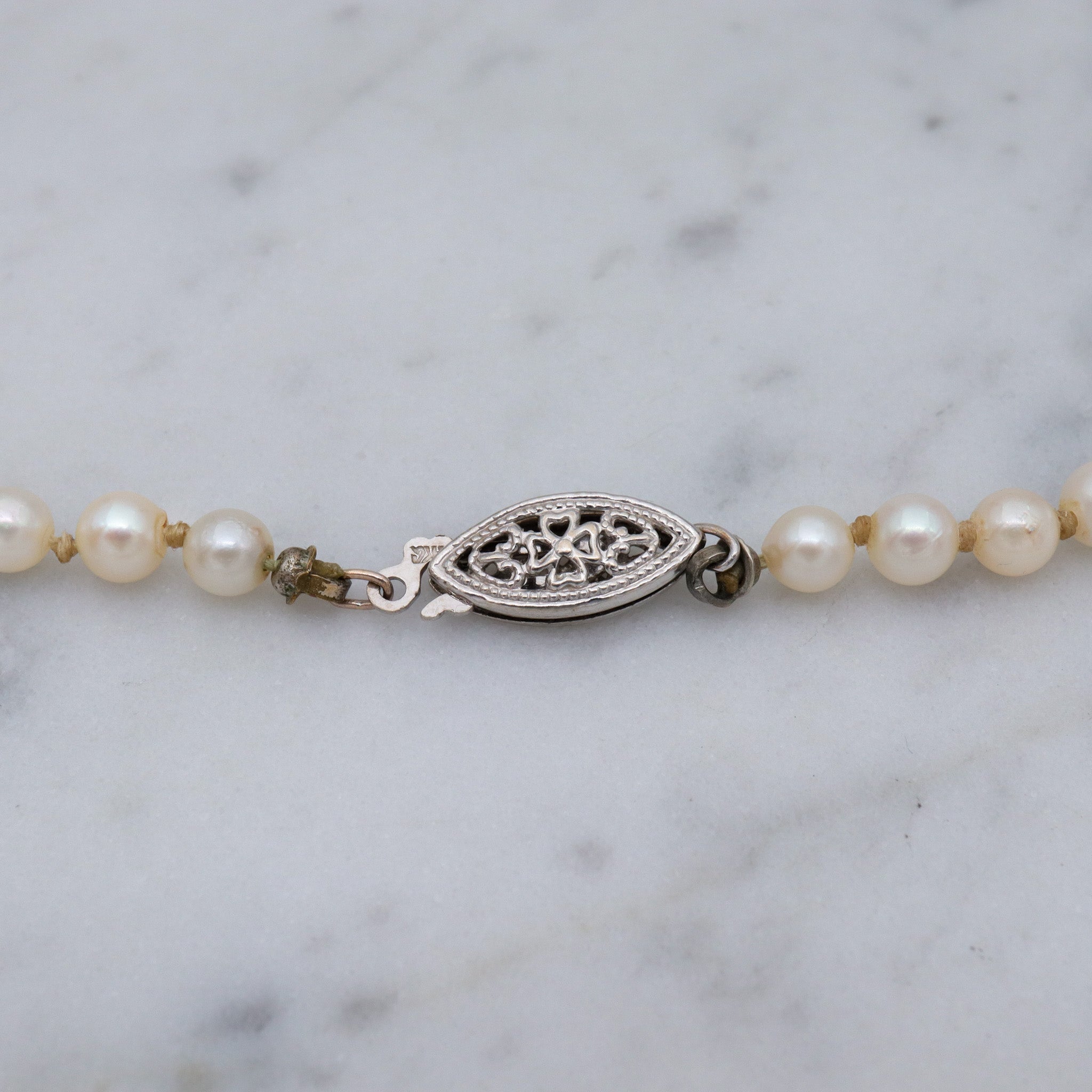 Antique Art Deco graduated pearl necklace w/ 14k white gold filigree clasp, 17