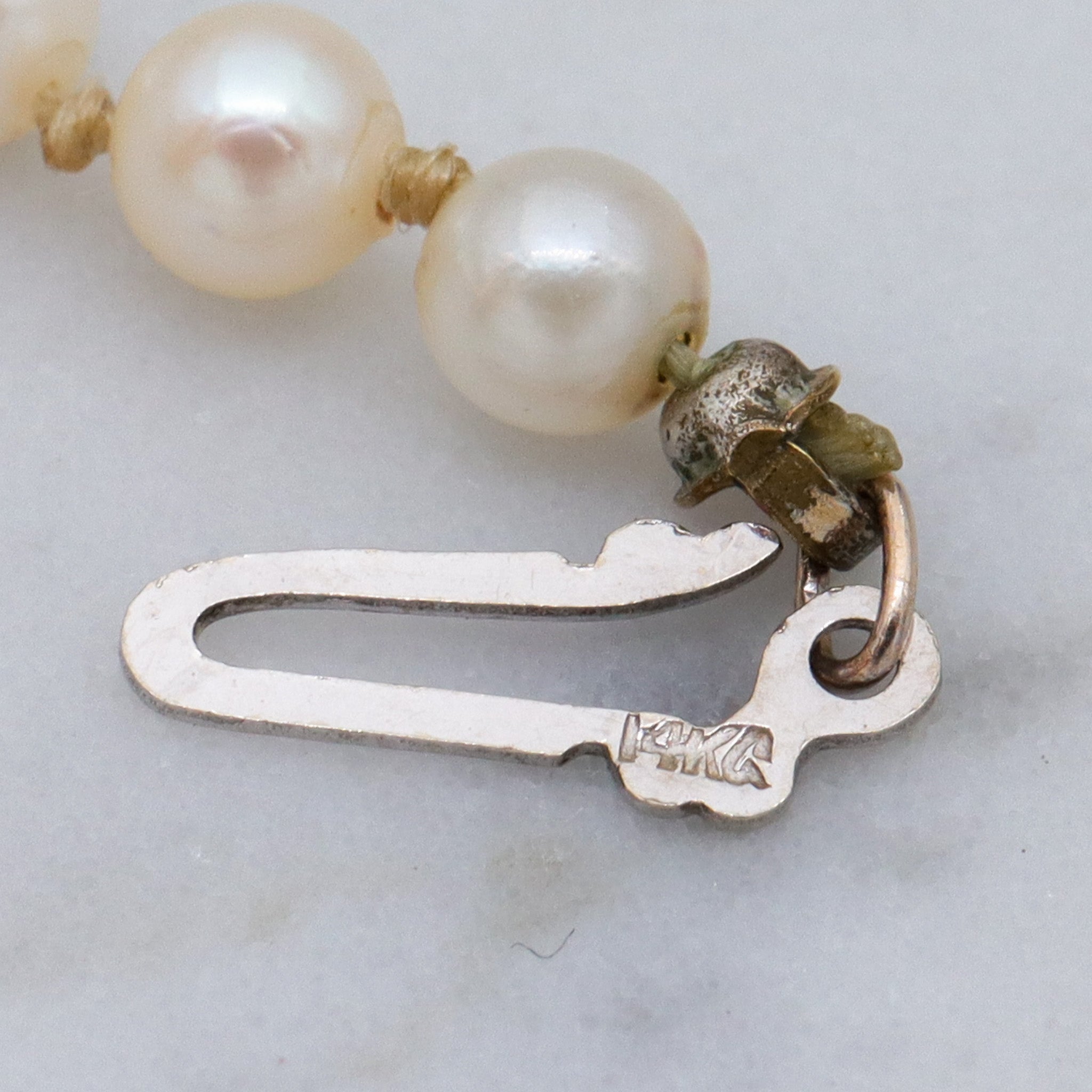 Antique Art Deco graduated pearl necklace w/ 14k white gold filigree clasp, 17