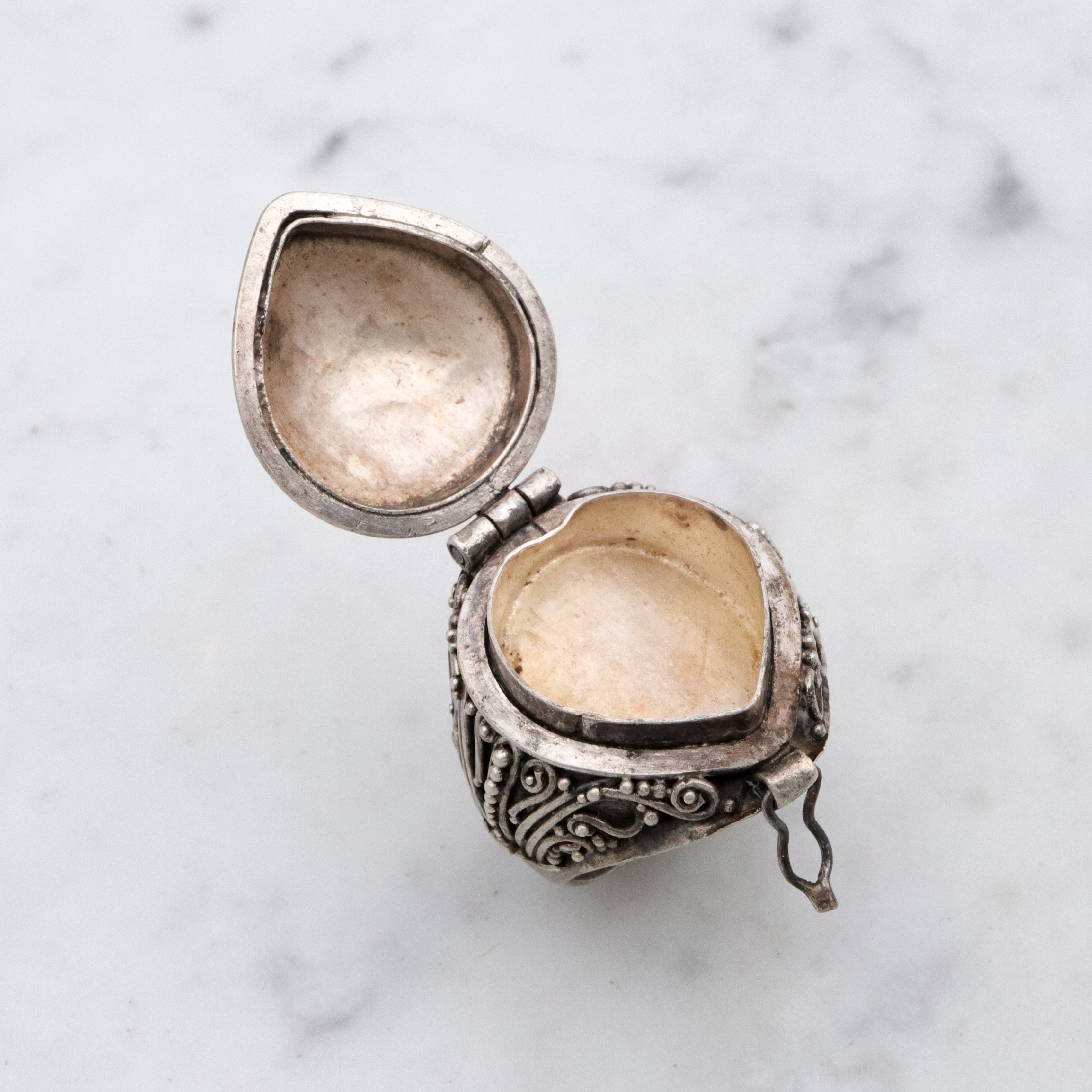 Retro vintage sterling filigree stone inlay heart poison ring, size 7.5