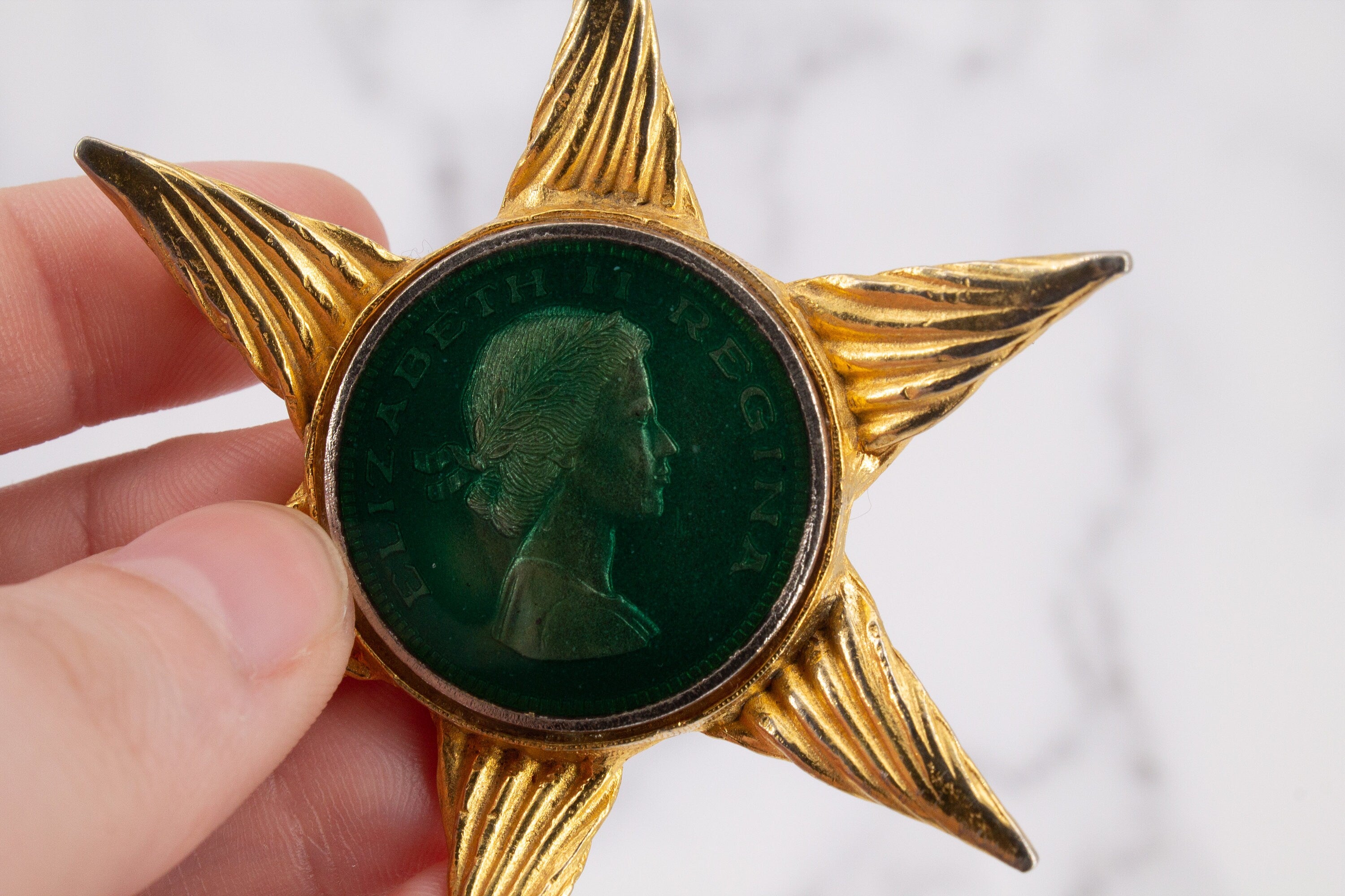 Vintage Vans Authentics #2441 Gold Plated - Elizabeth II Regina coin - Brooch/Pendant