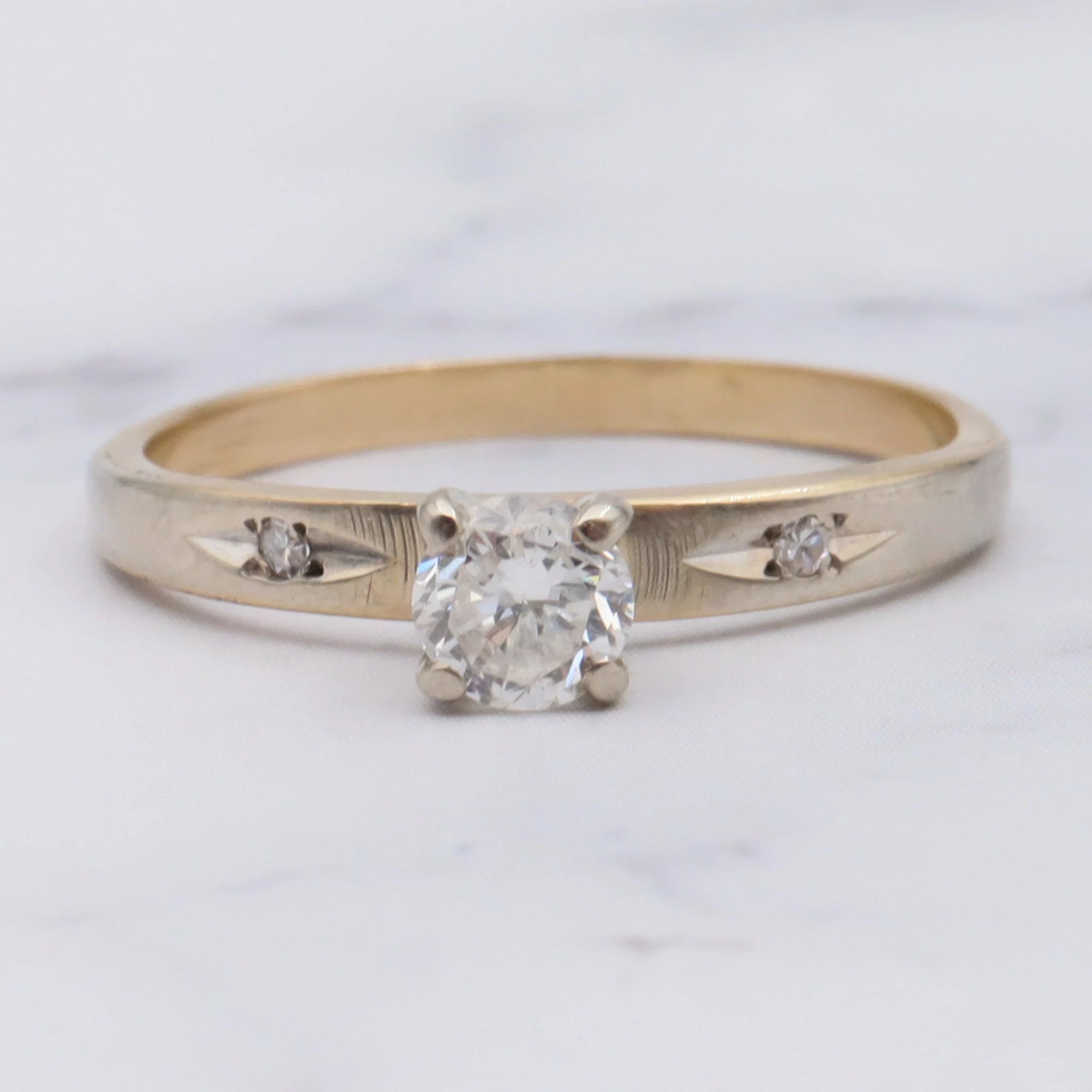 Vintage retro 14K gold .25ct  diamond solitaire ring with diamond accents size 6.25
