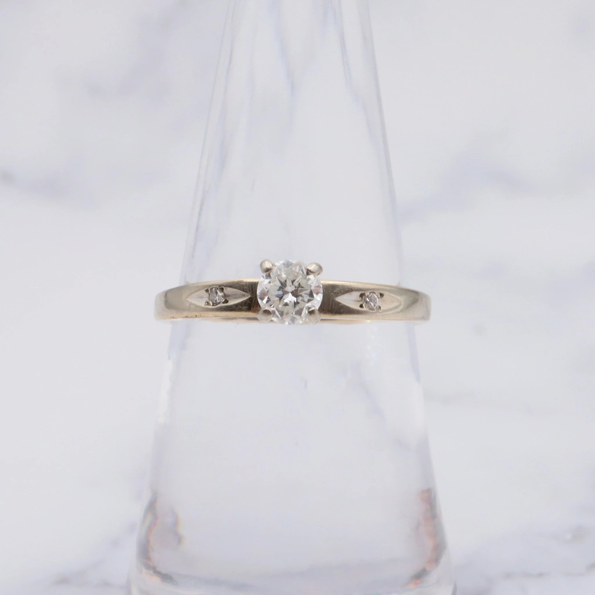 Vintage retro 14K gold .25ct  diamond solitaire ring with diamond accents size 6.25