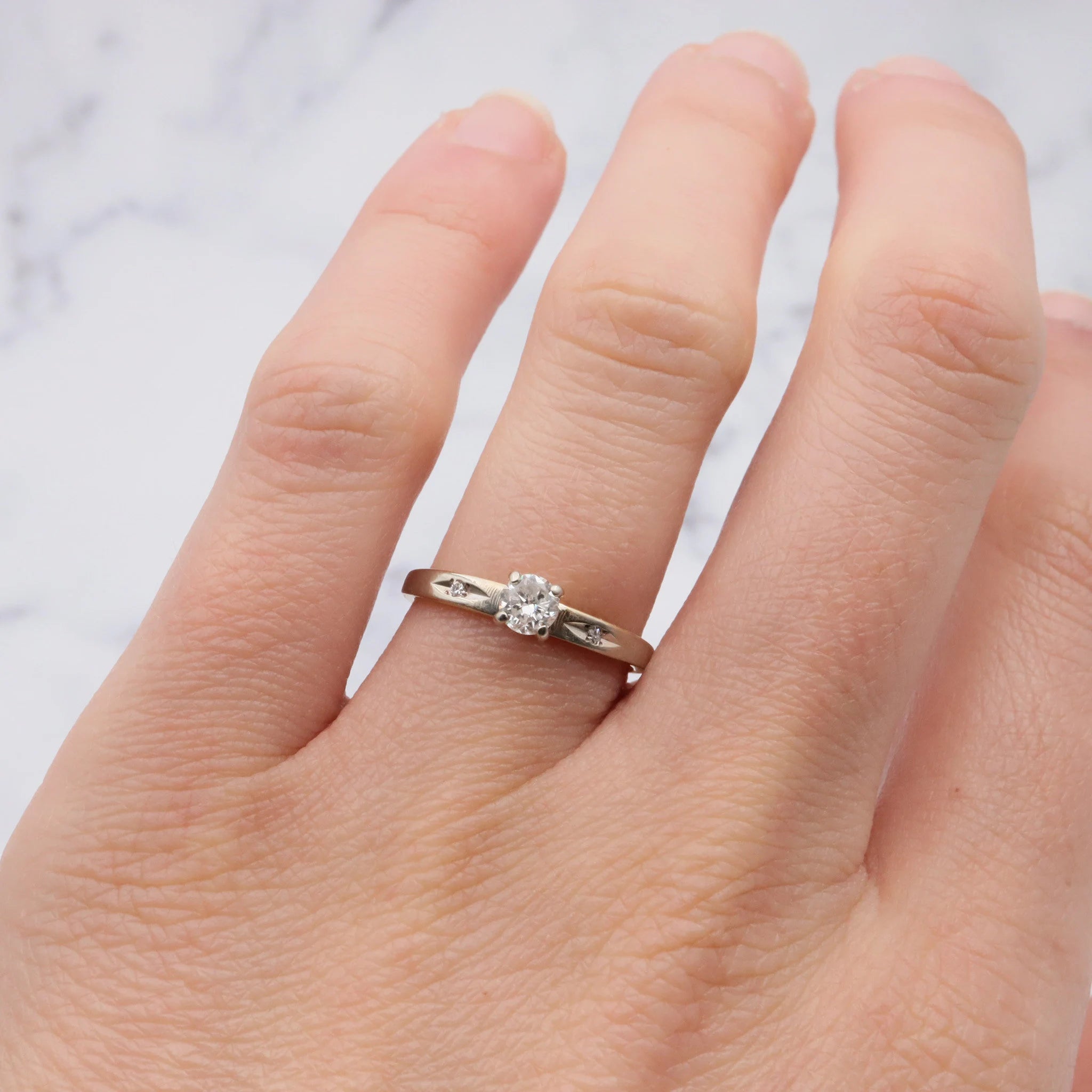 Vintage retro 14K gold .25ct  diamond solitaire ring with diamond accents size 6.25