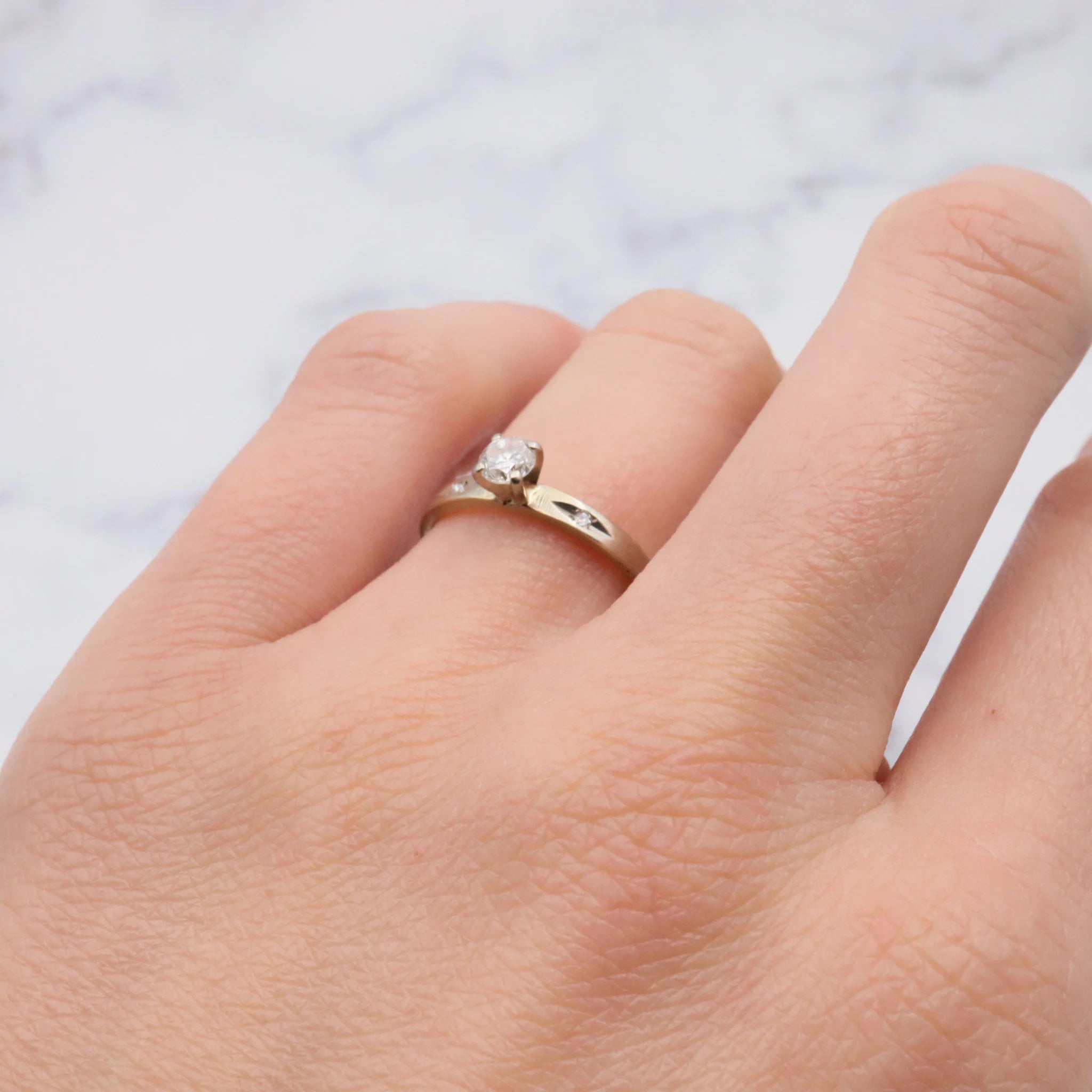 Vintage retro 14K gold .25ct  diamond solitaire ring with diamond accents size 6.25