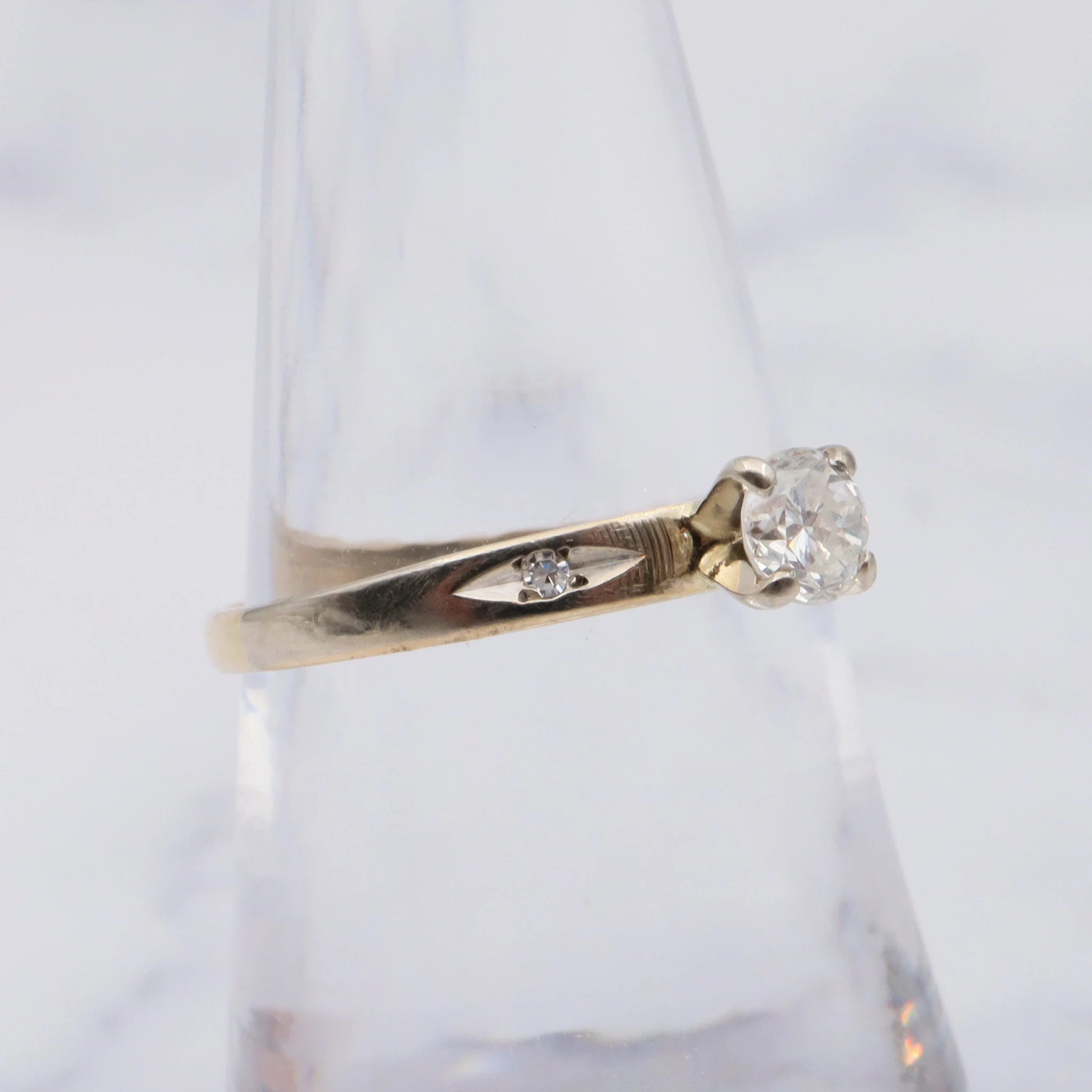 Vintage retro 14K gold .25ct  diamond solitaire ring with diamond accents size 6.25