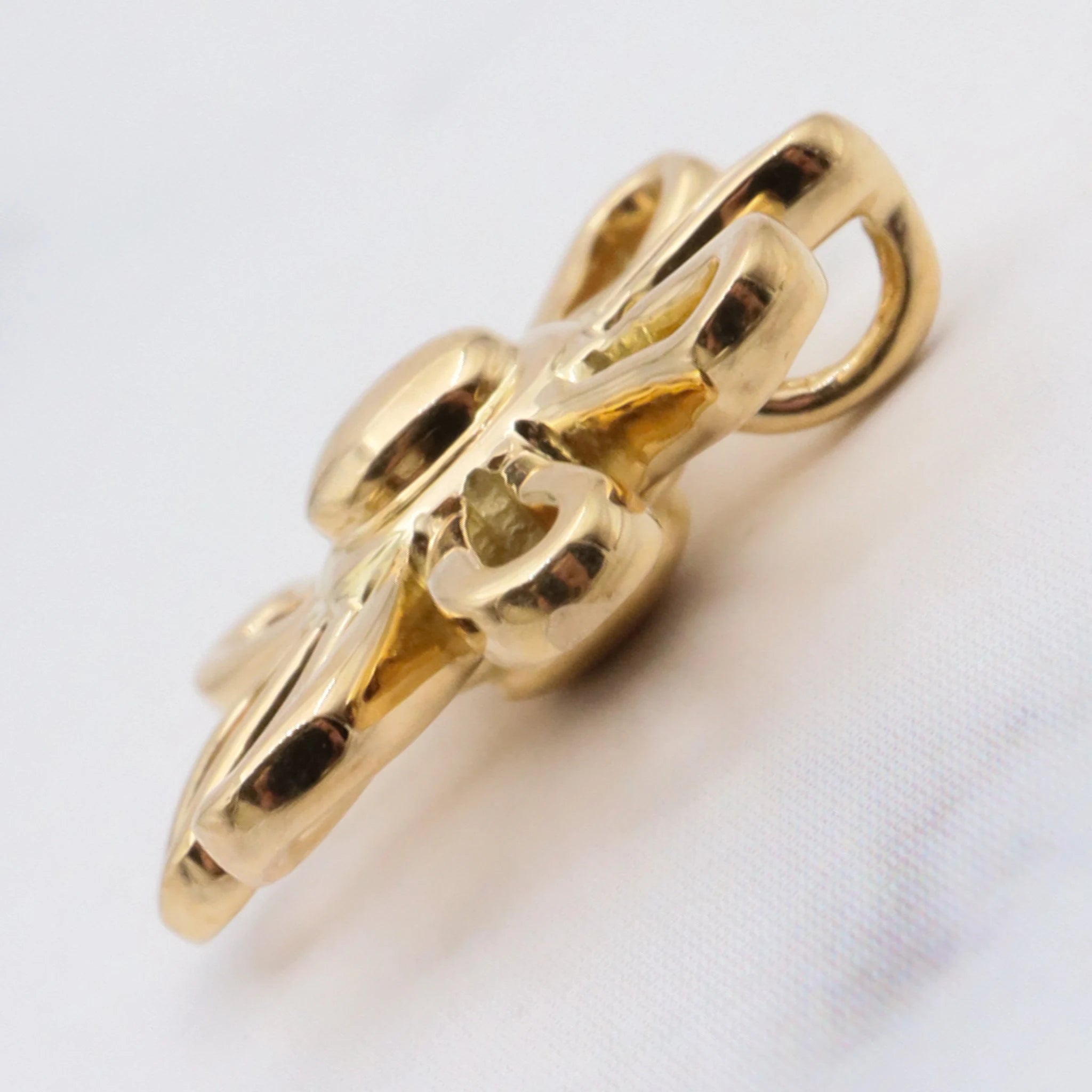 Vintage 18K gold flower pendant