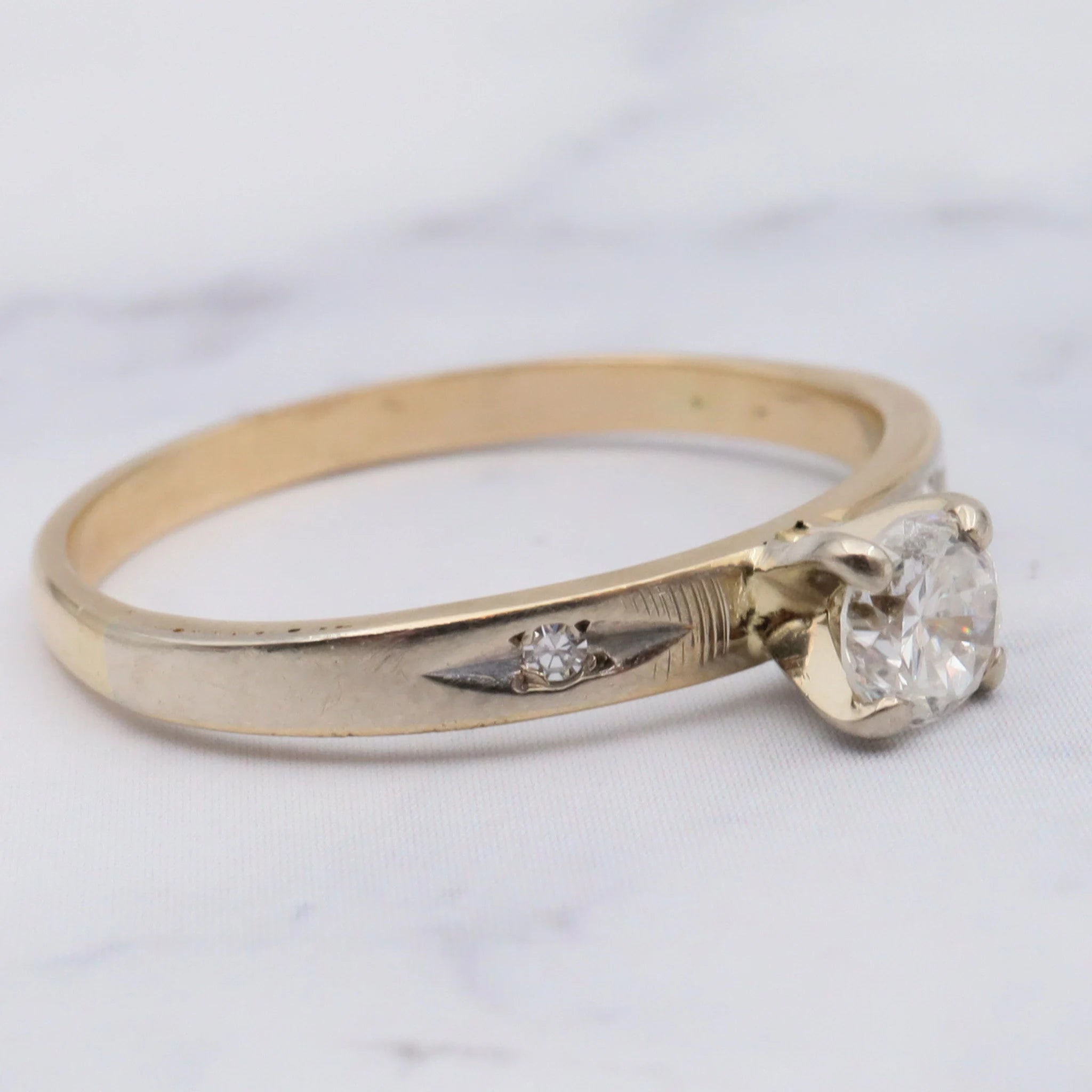 Vintage retro 14K gold .25ct  diamond solitaire ring with diamond accents size 6.25