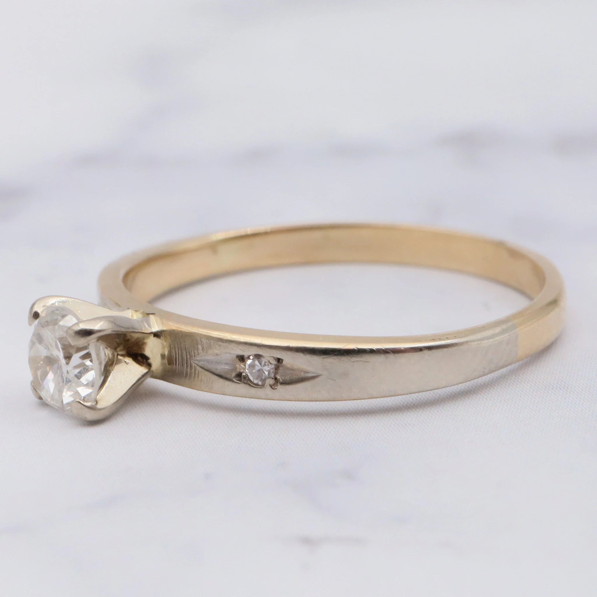 Vintage retro 14K gold .25ct  diamond solitaire ring with diamond accents size 6.25
