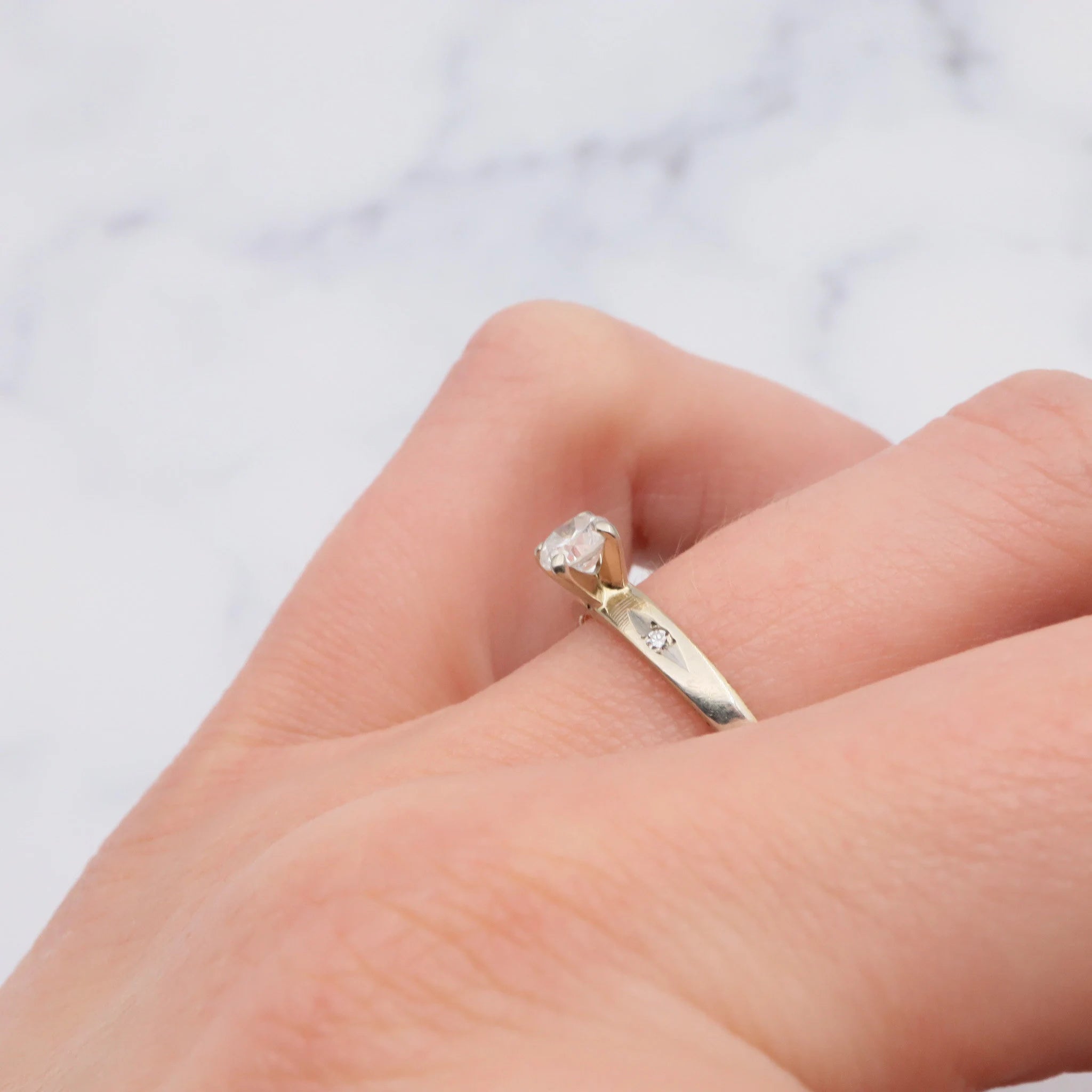 Vintage retro 14K gold .25ct  diamond solitaire ring with diamond accents size 6.25