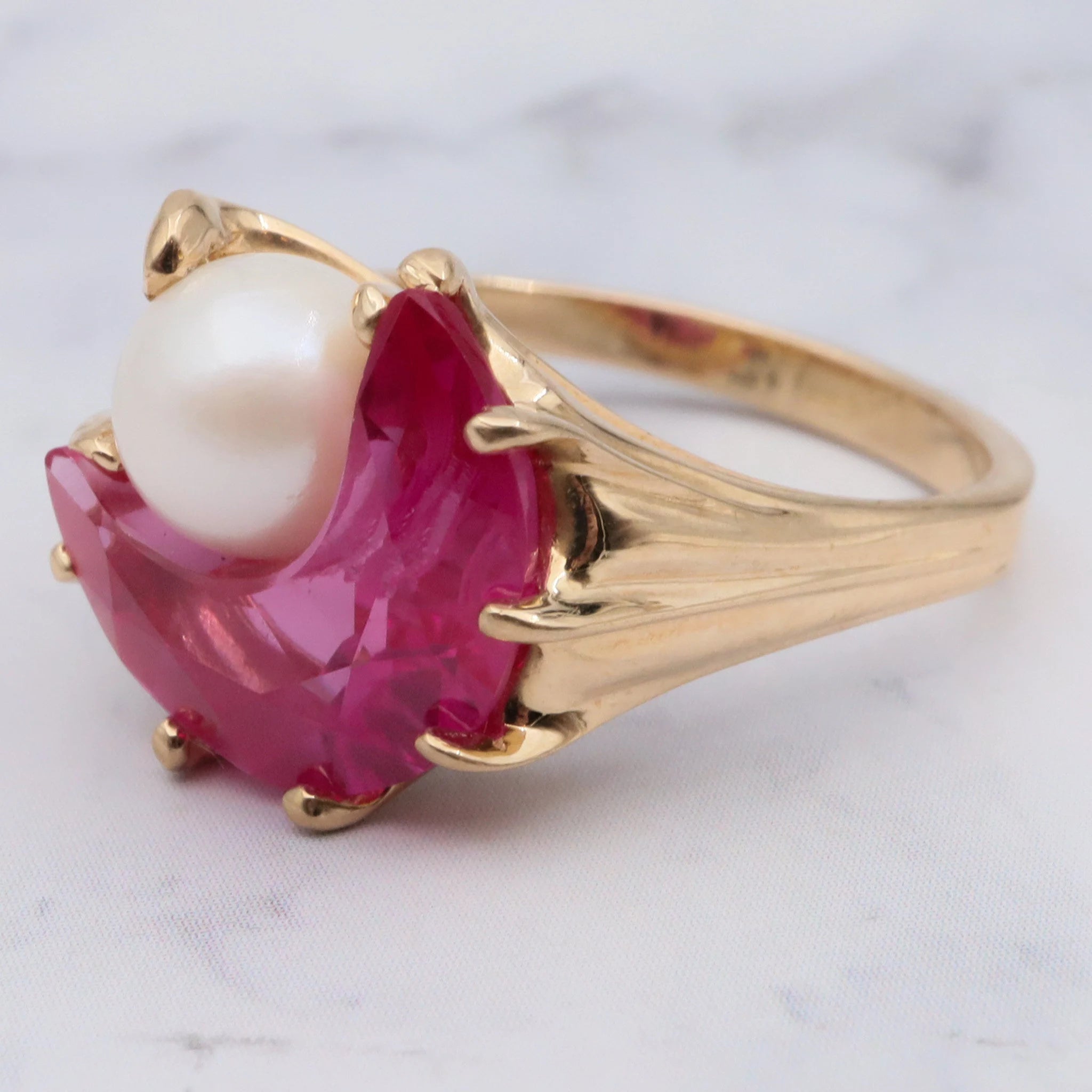 Vintage Retro 10K Gold Crescent Moon Carved Synthetic Ruby and Pearl Ring - Size 6.5