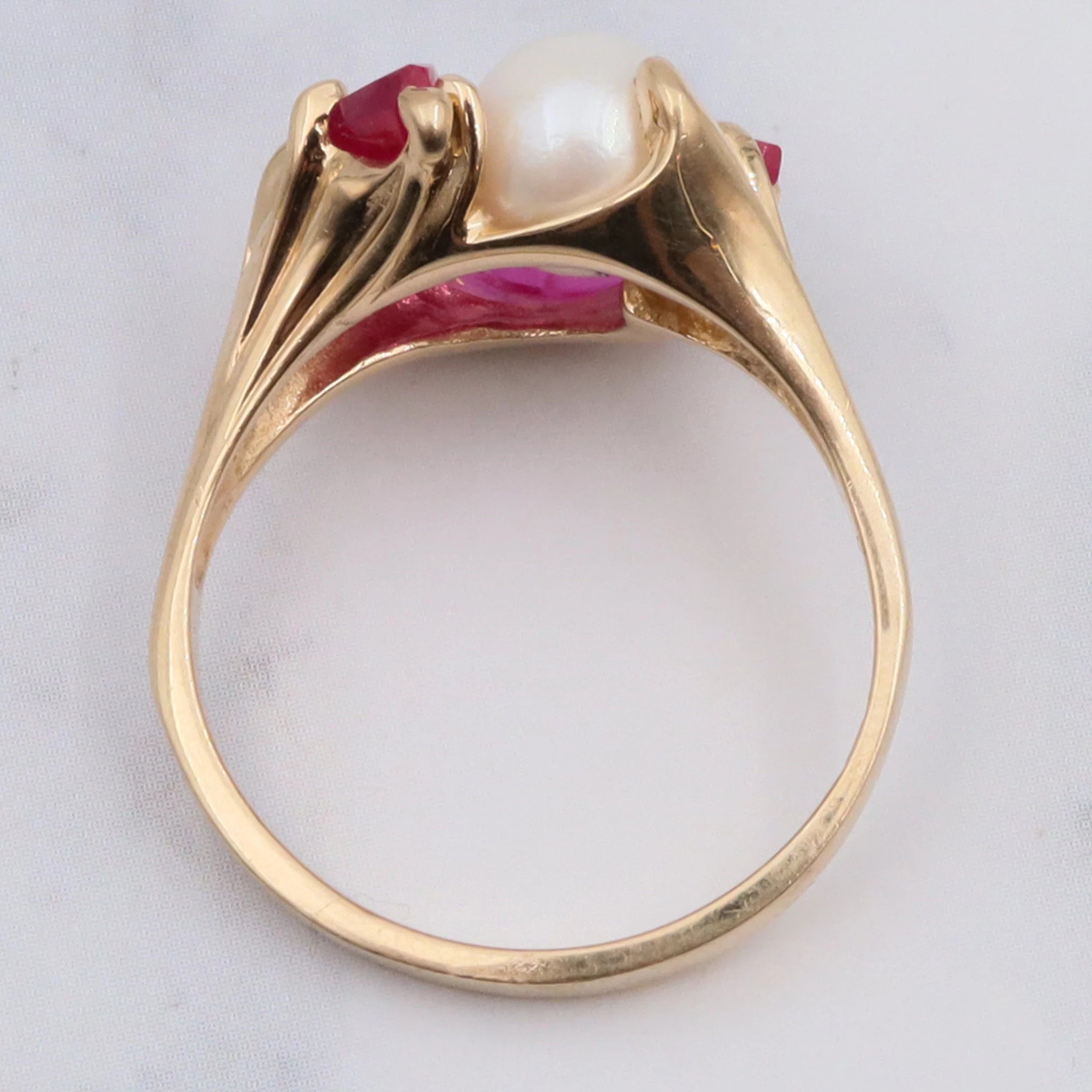 Vintage Retro 10K Gold Crescent Moon Carved Synthetic Ruby and Pearl Ring - Size 6.5