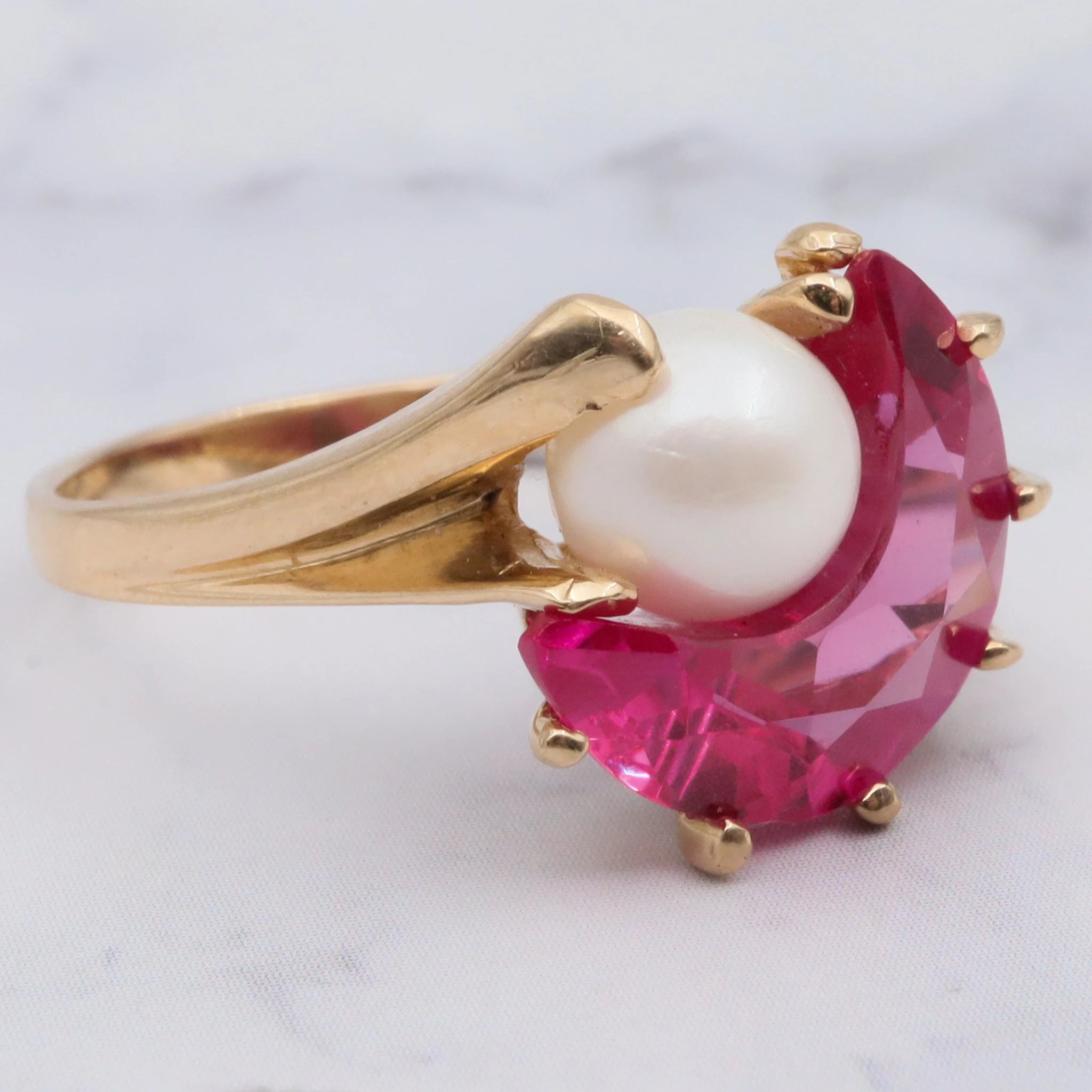 Vintage Retro 10K Gold Crescent Moon Carved Synthetic Ruby and Pearl Ring - Size 6.5