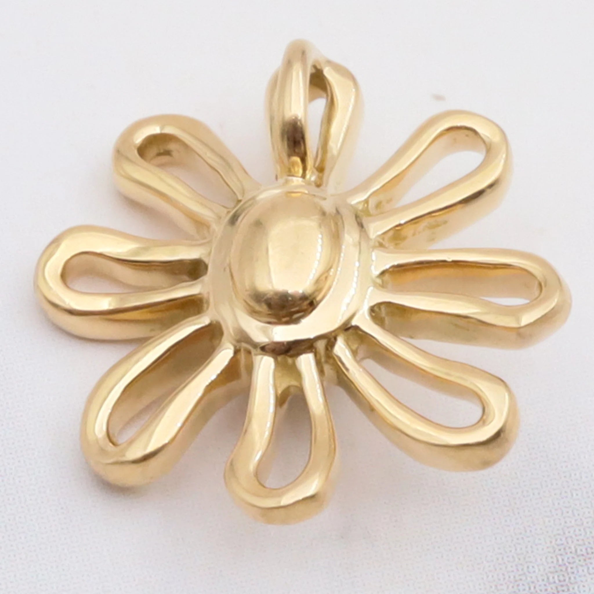 Vintage 18K gold flower pendant